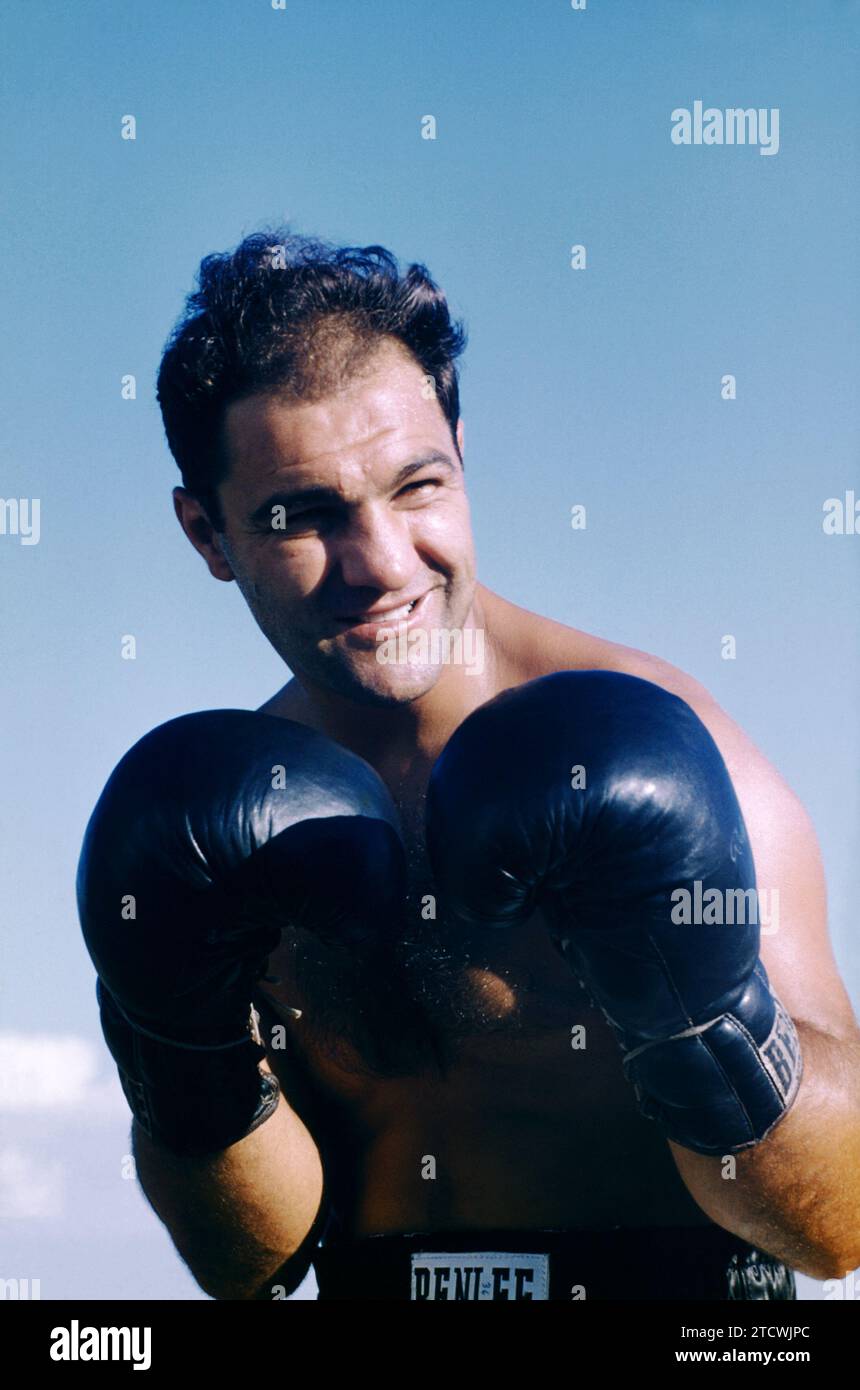 FERNDALE, NY – 8. AUGUST: Der US-amerikanische Boxer Rocky Marciano (1923–1969) posiert für ein Porträt während des Trainings im Grossinger's Resort am 8. August 1955 in Ferndale, New York. (Foto von Hy Peskin) *** örtliche Unterschrift *** Rocky Marciano Stockfoto