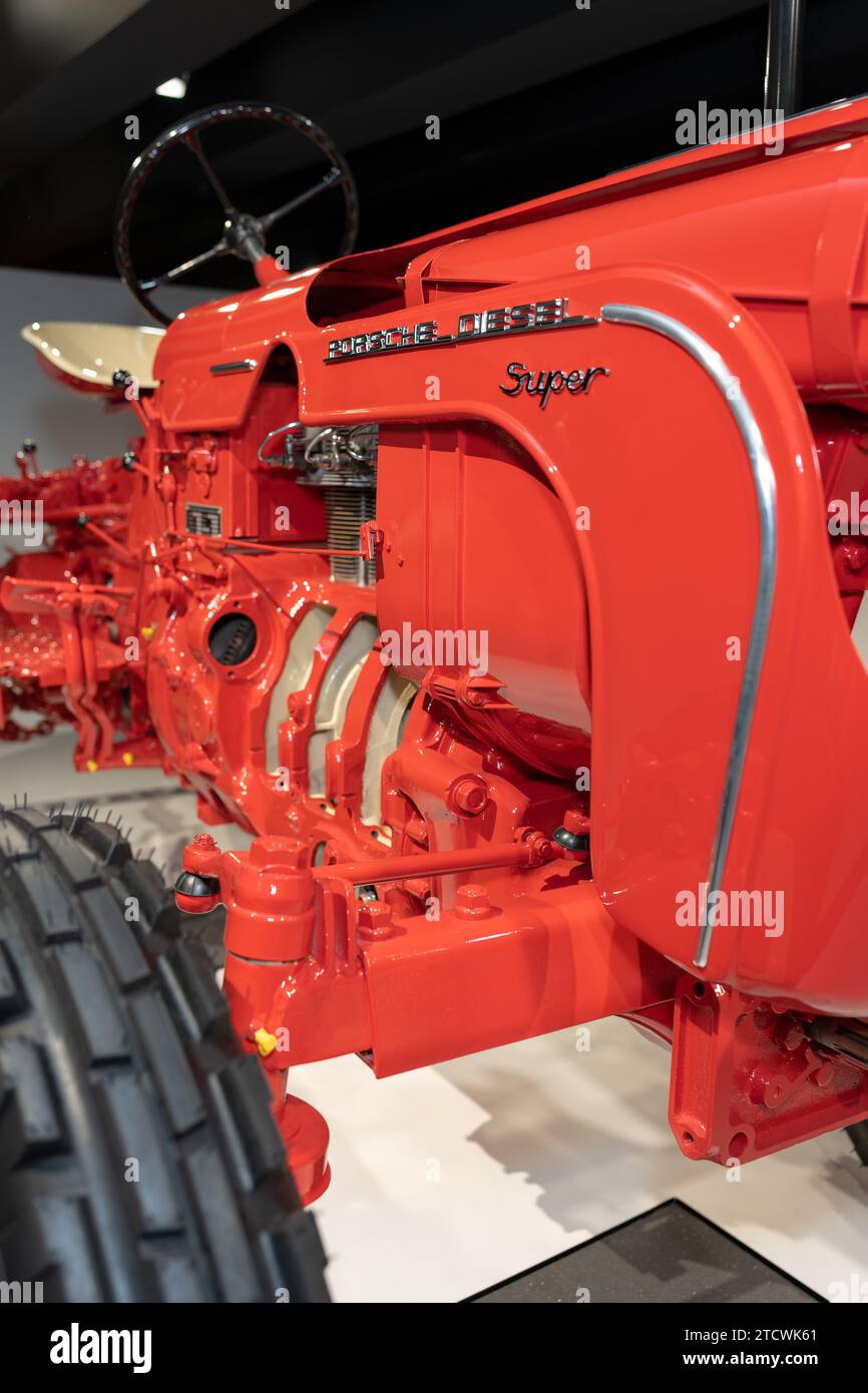 Landmaschinen des deutschen Herstellers Porsche. Stuttgart, Deutschland, 13. August 2023: Porsche-Dieseltraktor. Stockfoto