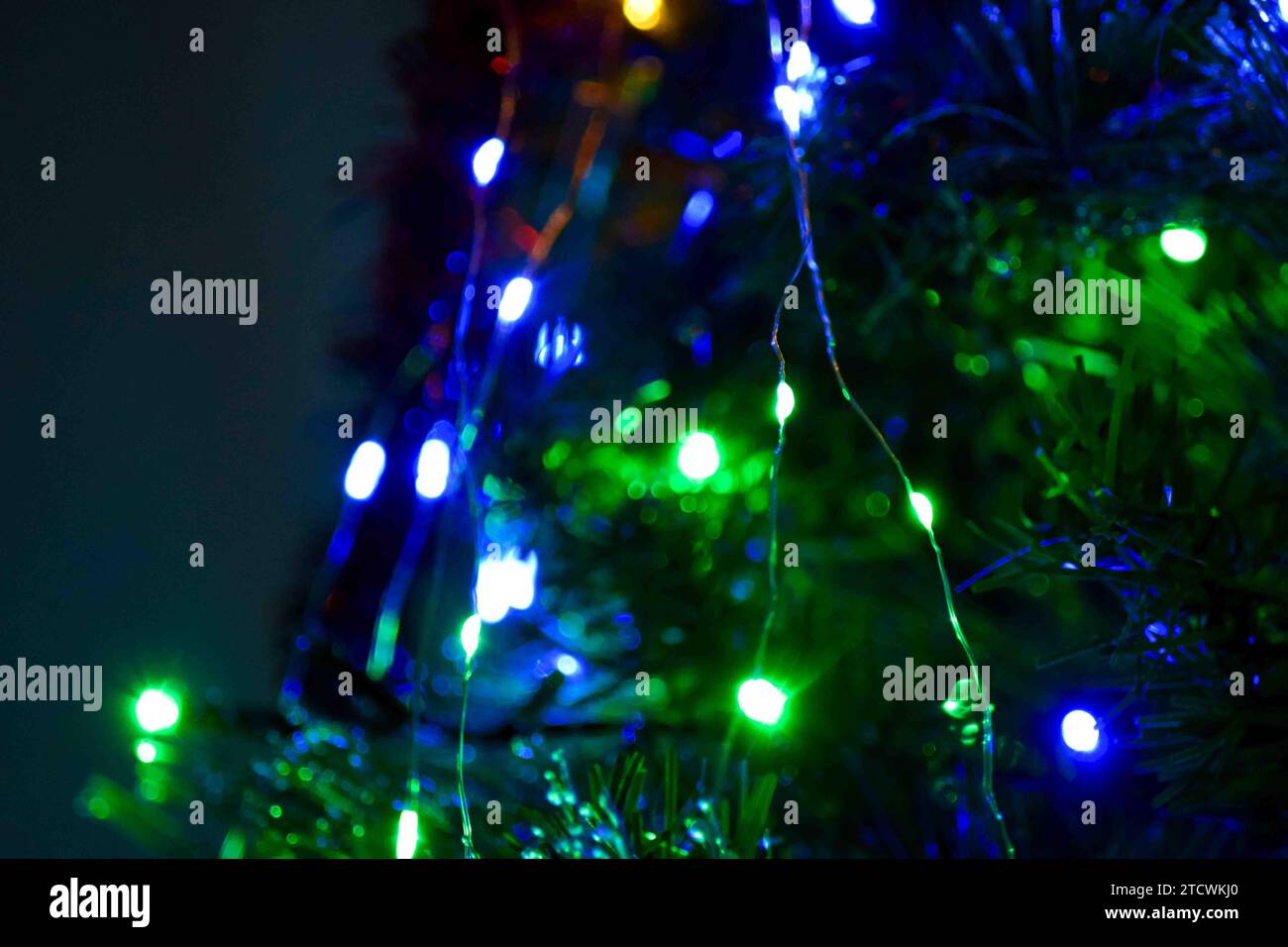 Eine Reihe von weihnachtslichtern, Ornamenten und Lametta auf einem Baum. Alle ausgewählten Bilder wurden mit Lightroom Classic bearbeitet. Stockfoto