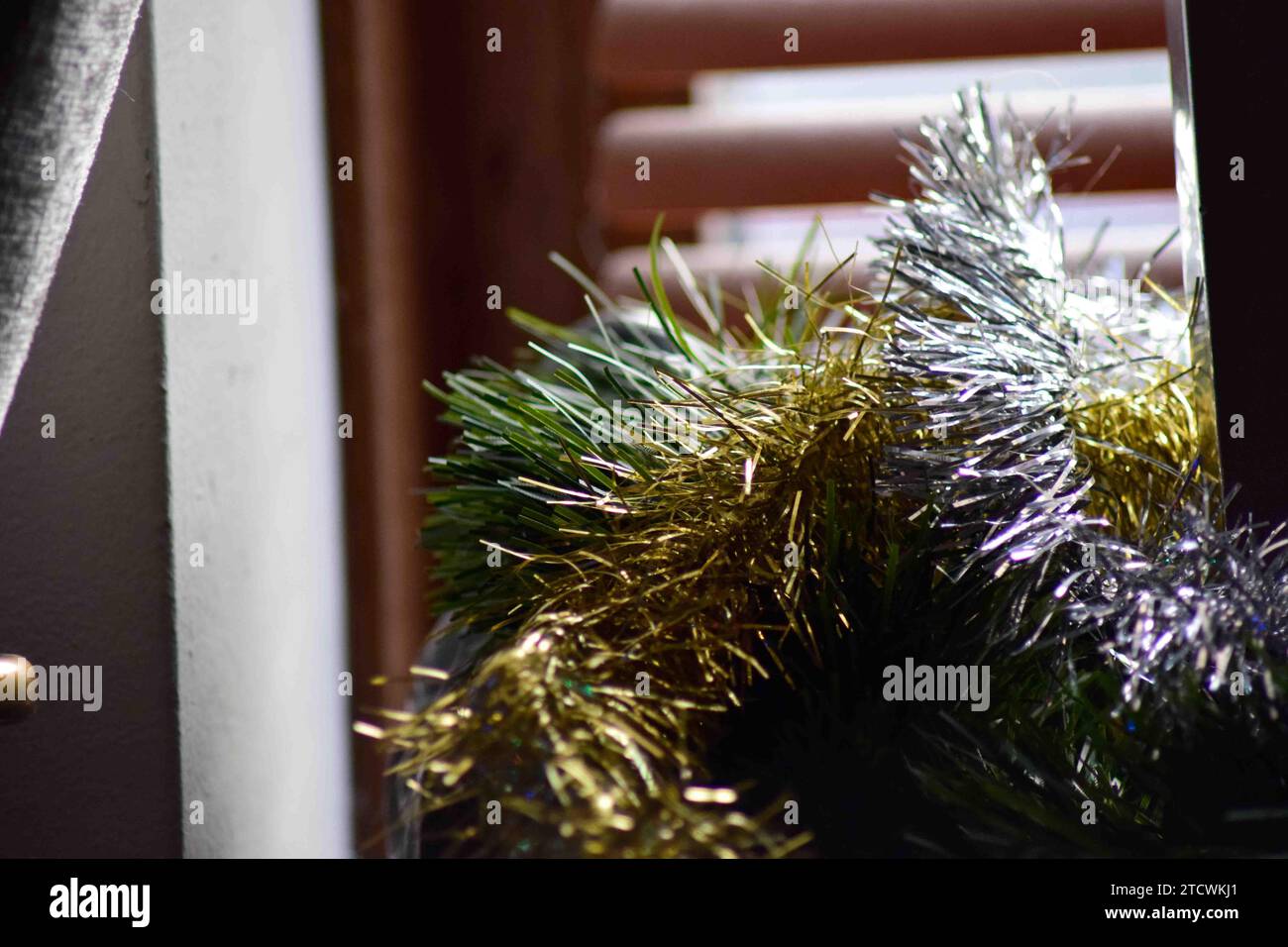 Eine Reihe von weihnachtslichtern, Ornamenten und Lametta auf einem Baum. Alle ausgewählten Bilder wurden mit Lightroom Classic bearbeitet. Stockfoto