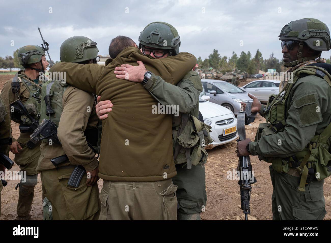 Süd-Israel, Israel. Dezember 2023. Israelische IDF-Reservesoldaten nach ihrer Rückkehr in ein südisches israelisches Einsatzgebiet aus Kämpfen innerhalb des Gazastreifens am 14. Dezember 2023. Die Vereinigten Staaten fordern Israel auf, bei seinen Angriffen auf die terroristische Hamas im aktuellen Krieg, der sich im dritten Monat befindet, genauer zu sein. Foto von Jim Hollander/UPI Credit: UPI/Alamy Live News Stockfoto