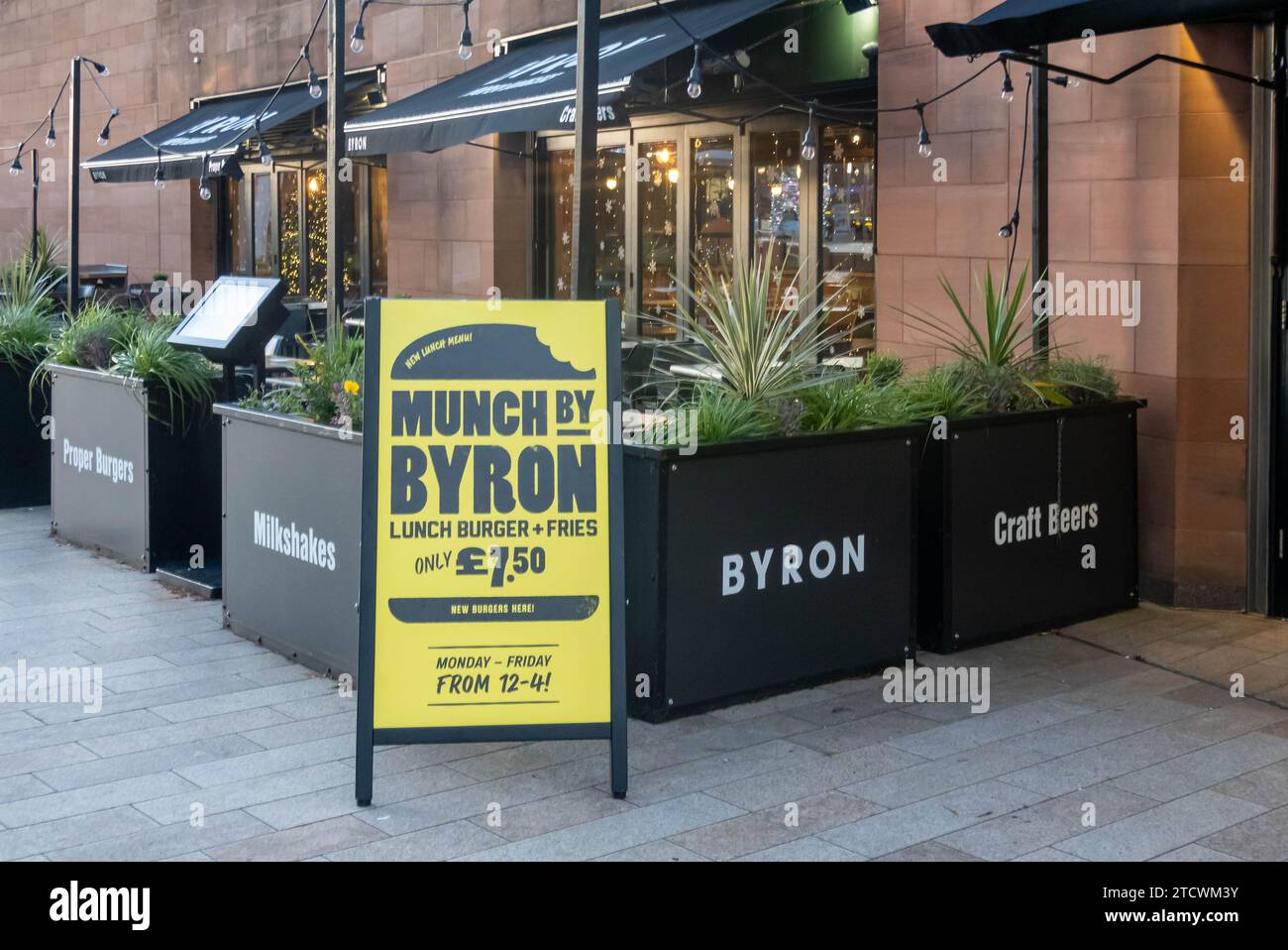 Burger and Pommes Schild vor Byron in Liverpool ONE Stockfoto