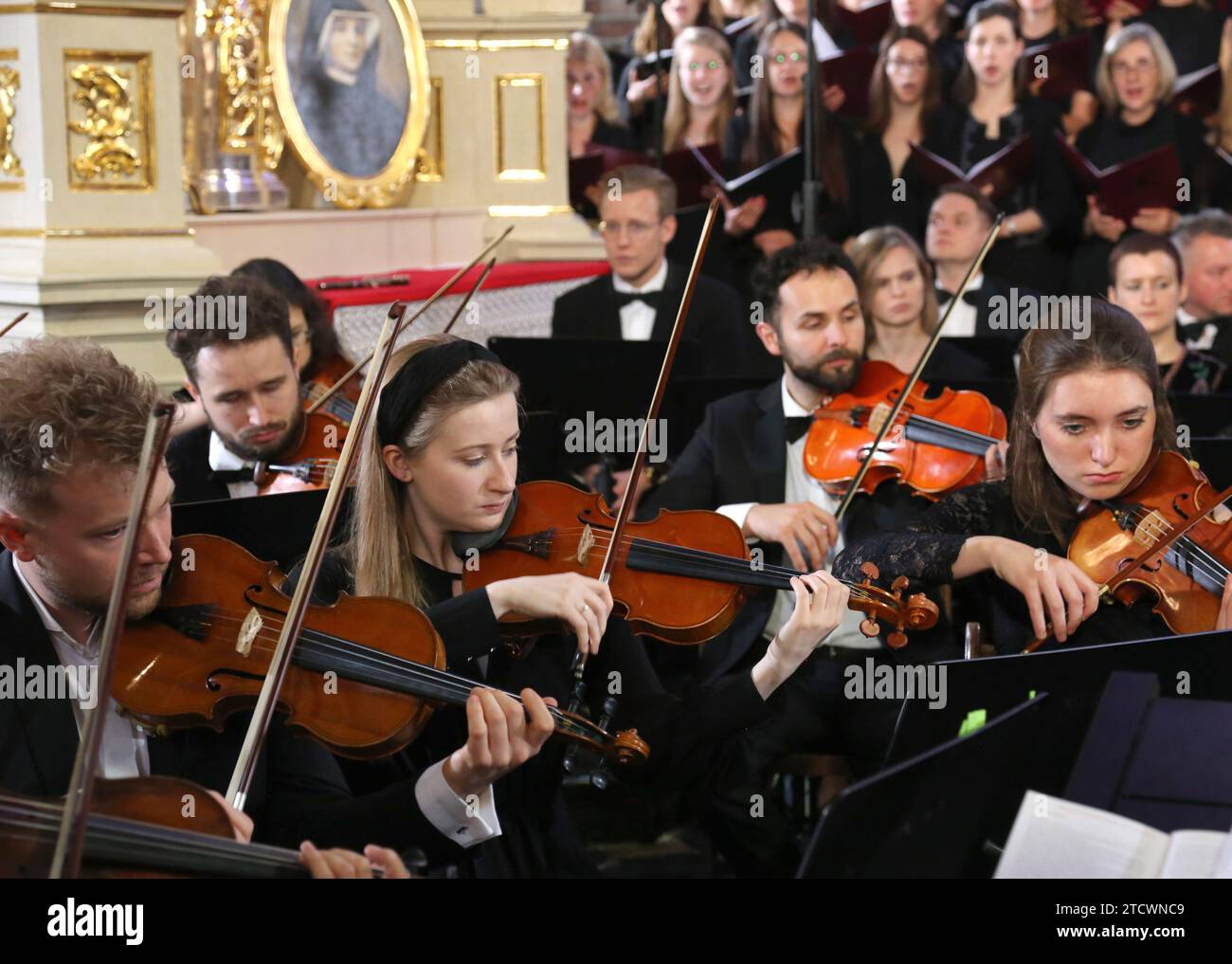 Krakau. Krakau. Polen. Symphonisches Orchester live in der barocken Basilika. Stockfoto