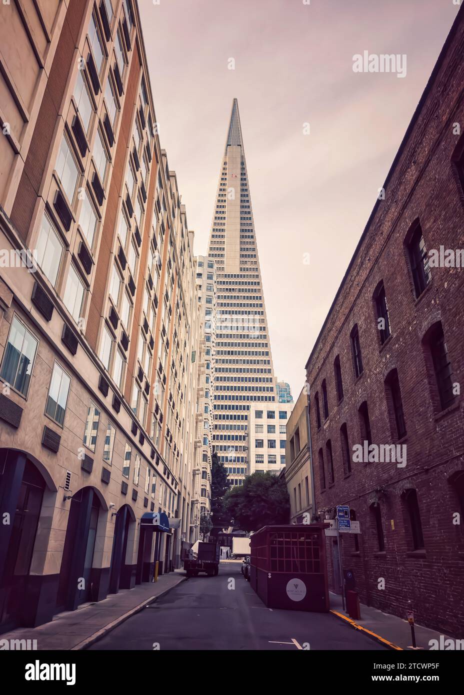 San Franciscos Wahrzeichen, das Transamerica Building, aus einer kleinen Gasse gesehen. Stockfoto