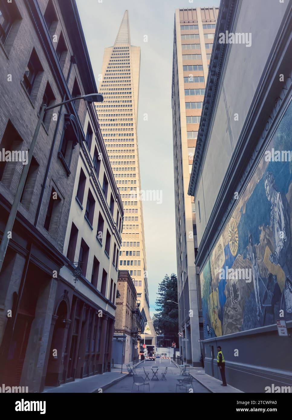 San Franciscos Wahrzeichen, das Transamerica Building, aus einer kleinen Gasse gesehen. Stockfoto