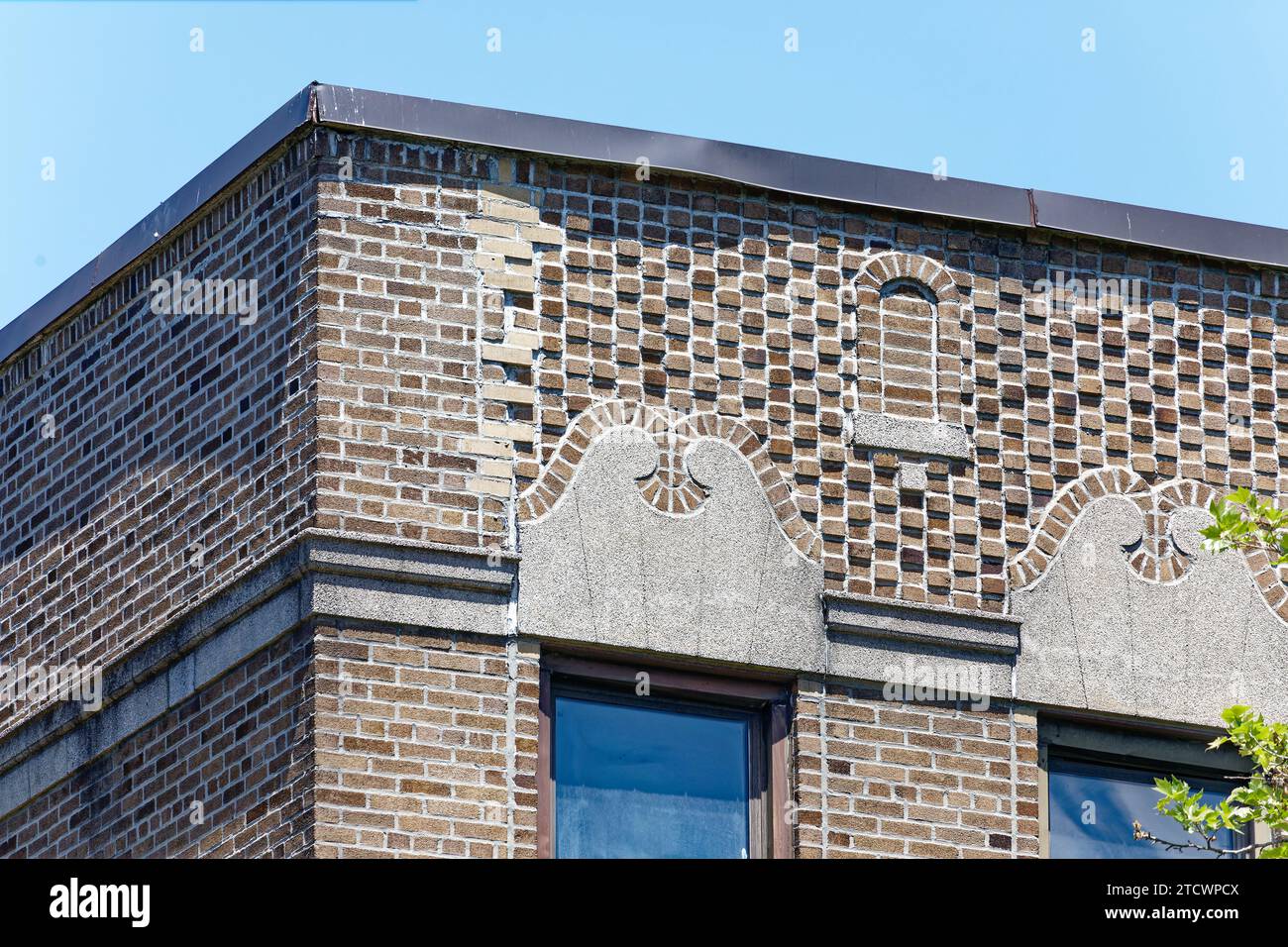 Braune Backsteine und Gussteine bilden die Attika der 83-03 34th Avenue, einem vierstöckigen Wohnhaus in Jackson Heights. Stockfoto