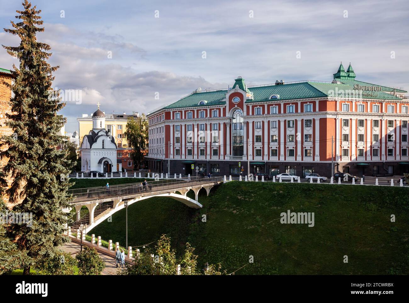 Nischni Nowgorod, Russland - 29. September 2023: Kapelle von St. Nicholas, Sheraton Hotel und Fußgängerbrücke über die Zelensky Straße Stockfoto