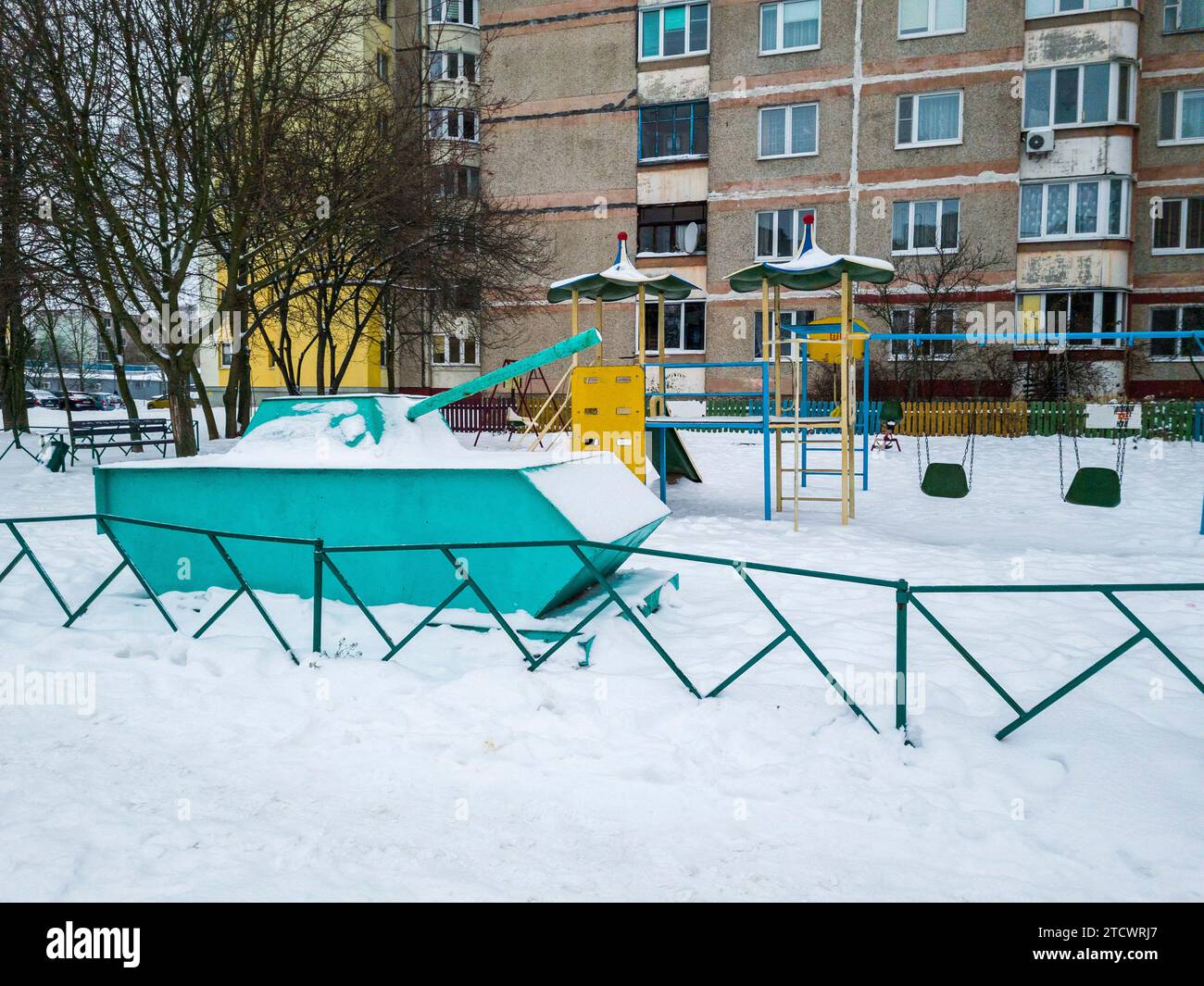 Aufnahme des Spielplatzes aus der sowjetzeit in der kleinen ländlichen russischen Stadt Stockfoto