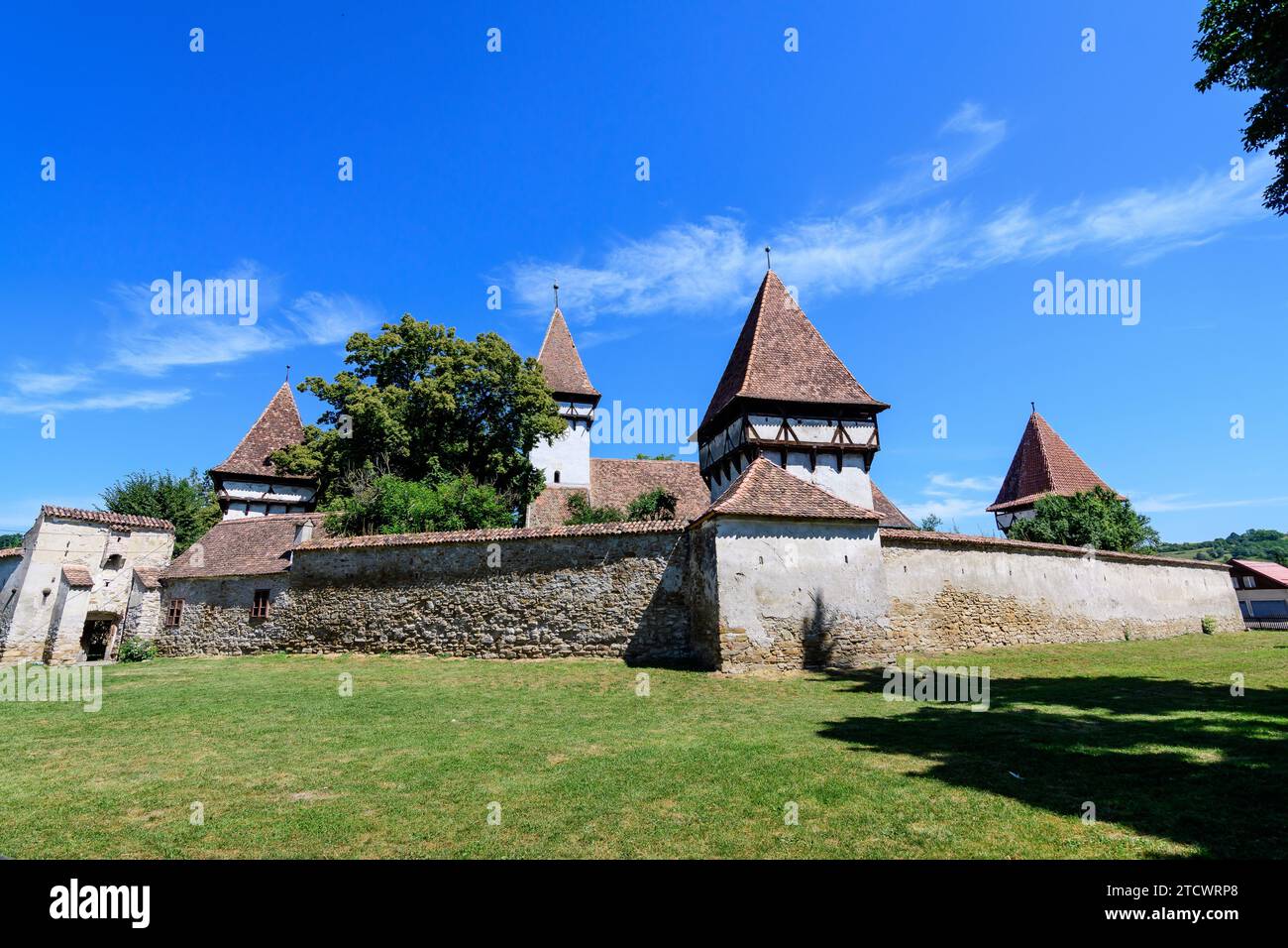 Altes Gebäude in der befestigten Kirche der Heiligen Peter und Paul (Biserica Sfintii Apostoli Petru și Pavel) im Dorf Cincosr, in der Nähe von Fagaras in Siebenbürgen (TR Stockfoto