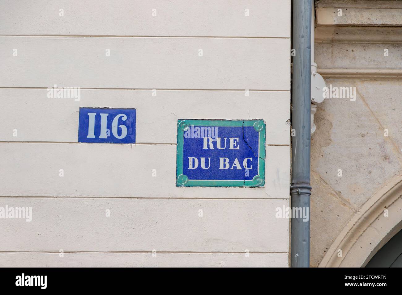 Ein blaues Straßenschild der Rue du Bac in Paris, Frankreich Stockfoto