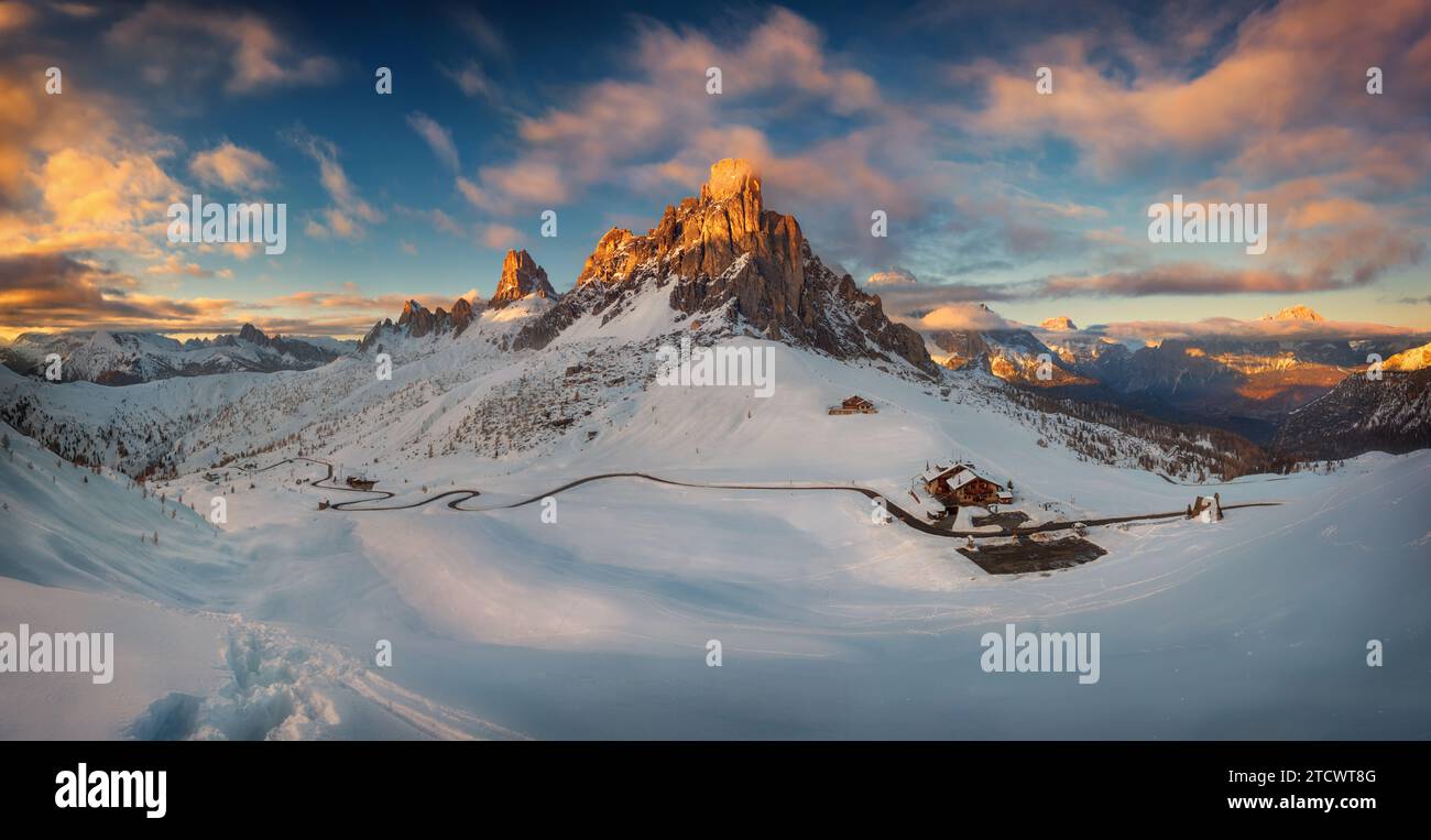 The Giau Pass  is a high mountain pass in the Dolomites in the province of Belluno in Italy. It connects Cortina d'Ampezzo with Colle Santa Lucia. Stockfoto