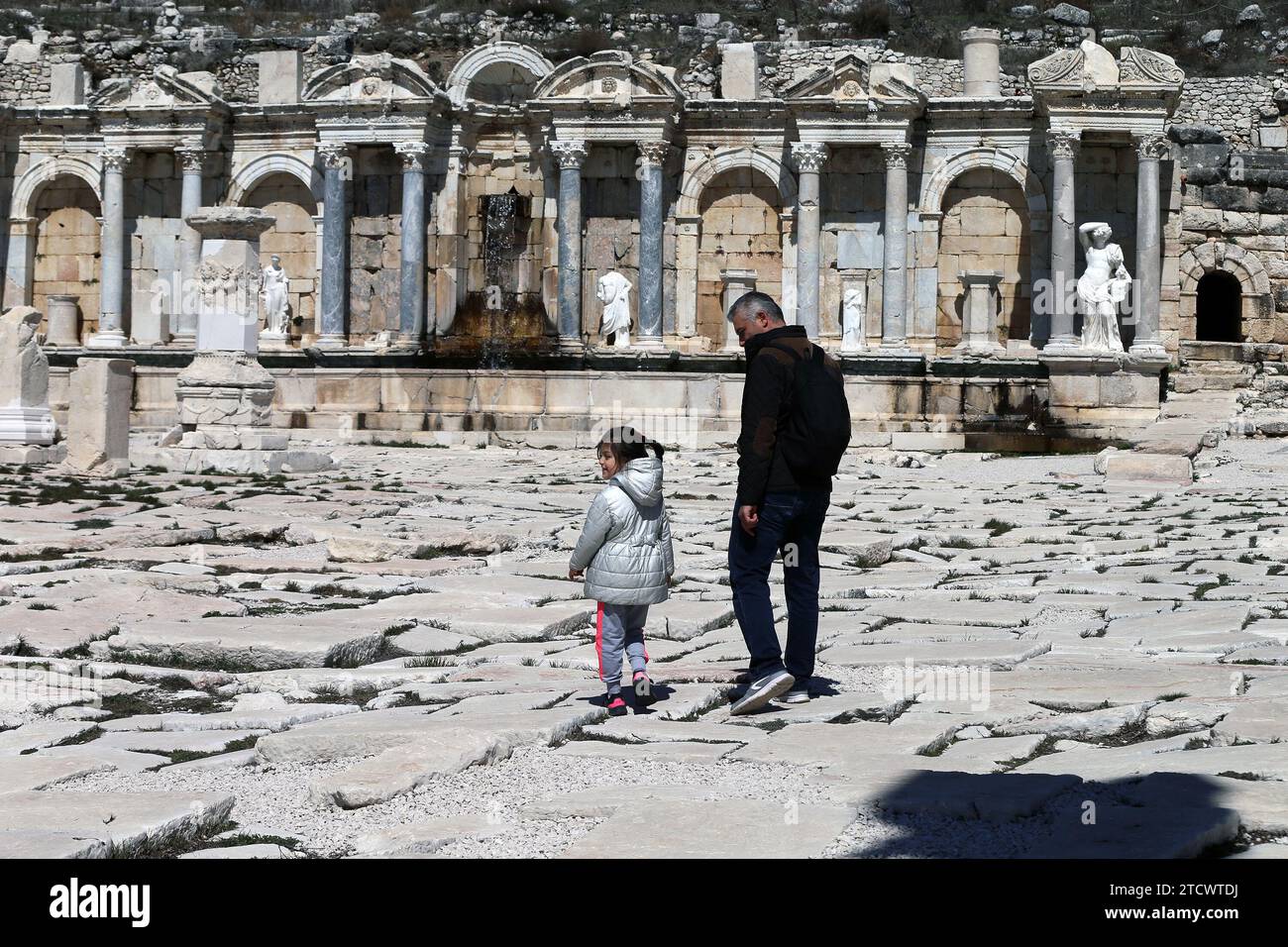 Burdur, T¨¹rkiye. Dezember 2023. Am 14. Dezember 2023 besuchen die Menschen die antike Stadt Sagalassos in der Provinz Burdur, T¨¹rkiye. Türkische Tourismusunternehmen arbeiten hart daran, die Zahl der chinesischen Touristen im nächsten Jahr auf eine halbe Million zu verdoppeln, indem sie Werbekampagnen und Frühbucherkampagnen starten, sagte Murat Toktas, Vizepräsident der türkischen Hoteliers-Föderation. Quelle: Mustafa Kaya/Xinhua/Alamy Live News Stockfoto