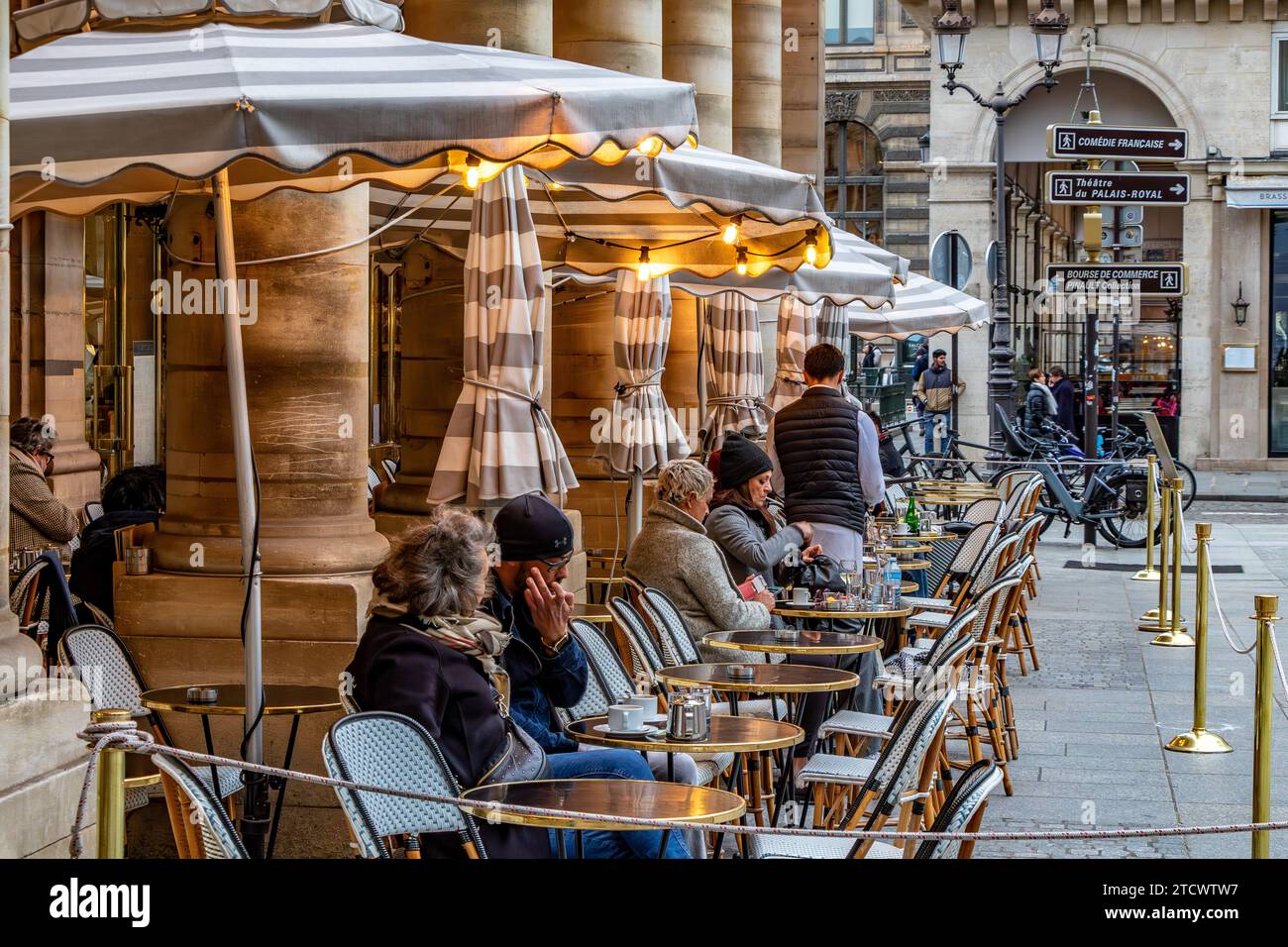 Die Leute sitzen auf der Terrasse des Le Nemours, einer schicken Brasserie mit Terrasse in der Nähe des Palais Royal, Paris, Frankreich Stockfoto