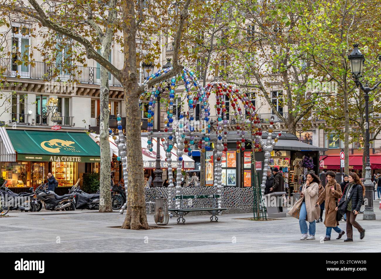 Leute, die am Eingang der Pariser U-Bahn-Station am Place Colette, Palais Royal-Musée du Louvre vorbeilaufen, entworfen von Jean-Michel Othoniel, Paris, Frankreich Stockfoto