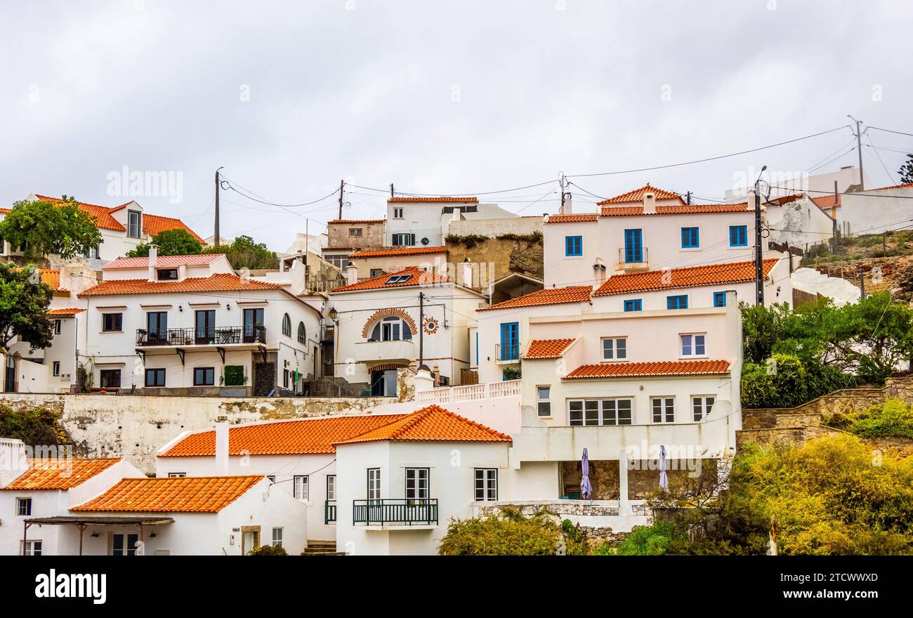 Das mediterrane Dorf Azenhas do Mar bedeutet „Wassermühlen des Meeres“ an der Atlantikküste in der Gemeinde Sintra, Portugal. Stockfoto