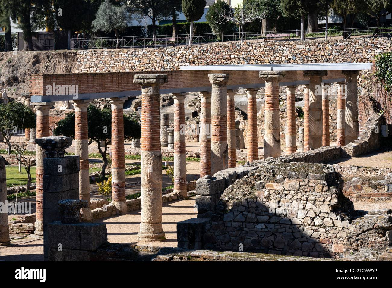 Alte römische Ruinen bilden Merida, Spanien, mit Säulen an einem sonnigen Tag, die historische Architektur zeigen. Stockfoto