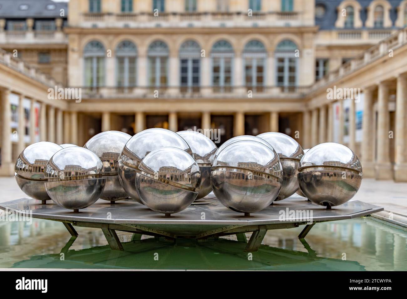 La Fontaine des Spheres im Palais Royal, eine Kunstskulptur, die im Palais Royal im Bereich der Galerie d'Orleans der Gärten in Paris, Frankreich, installiert wurde Stockfoto