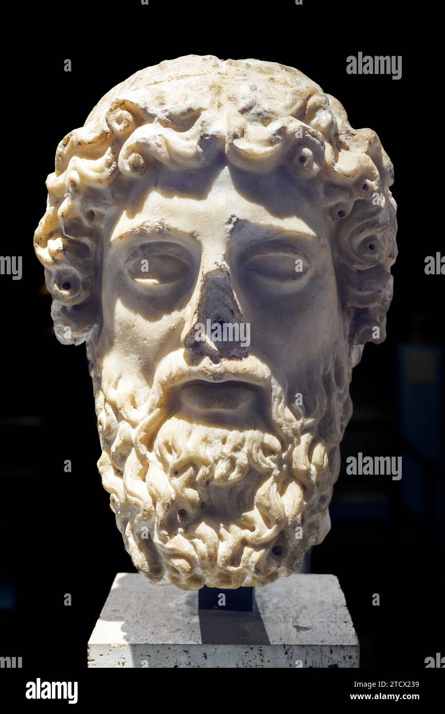 Kopf der Göttlichkeit (Zeus oder Aesculapius - Marmor aus Luni, Kopie nach griechischem Original aus dem 4. Jahrhundert v. Chr. - Museo Centrale Montemartini, Rom, Italien Stockfoto