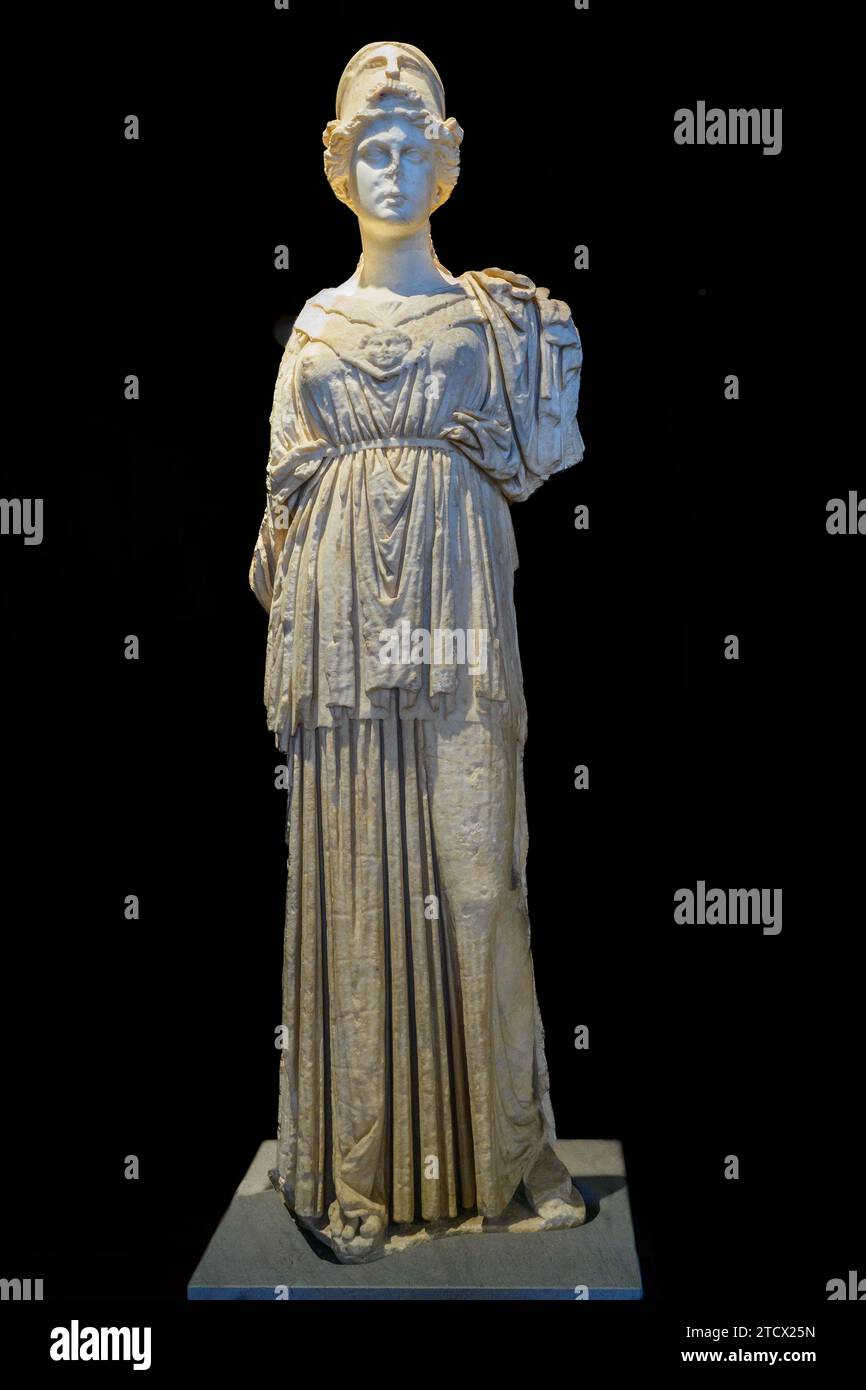 Statue der so genannten Athena von Castro Pretorio - griechischer Inselmarmor, hellennistische Statue (Mitte des dritten Jahrhunderts v. Chr.) basierend auf dem frühen sechsten Jahrhundert v. Chr. - Museo Centrale Montemartini, Rom, Italien Stockfoto