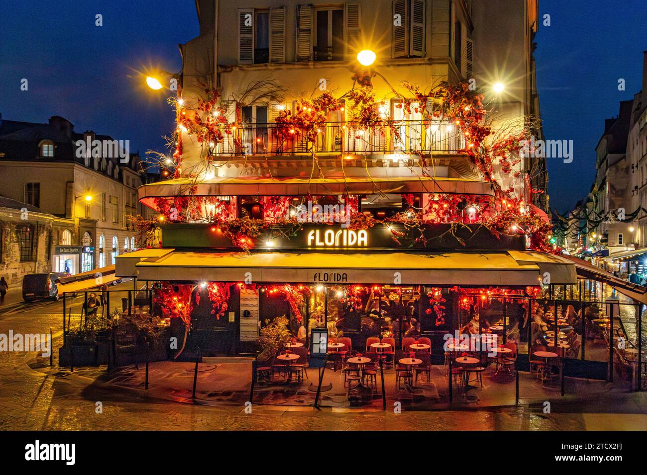 Die Leute sitzen draußen auf der Terrasse des Florida Les Halles, einem Restaurant, Bistro im Viertel Les Halles in Paris, Frankreich Stockfoto
