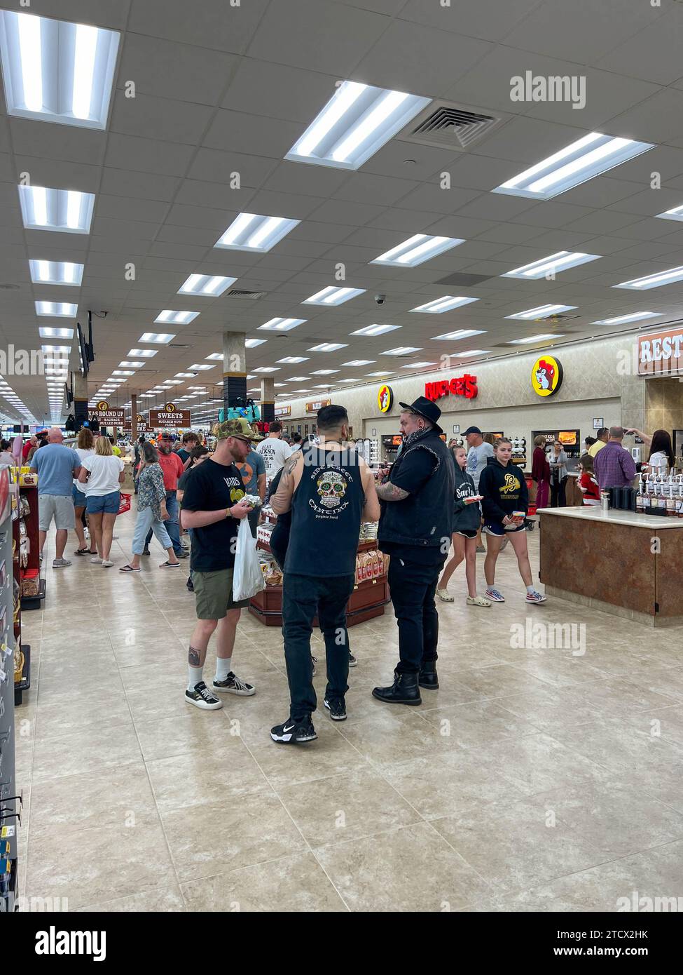 Daytona Beach, FL USA '' - 25. Februar 2023: Leute, die Essen und Getränke im Buccees-Geschäft in Daytona Beach, Florida kaufen. Stockfoto