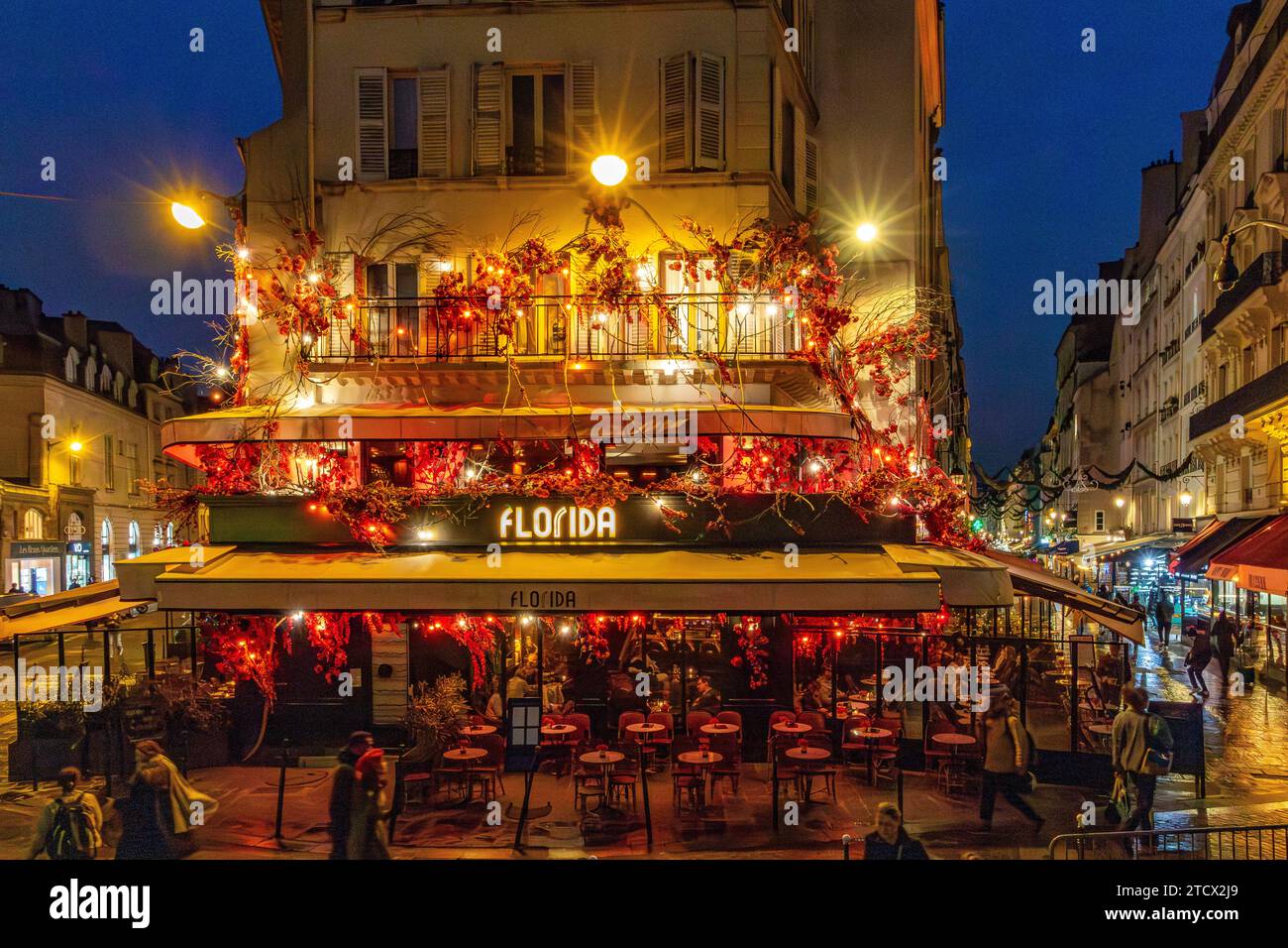 Die Leute sitzen draußen auf der Terrasse des Florida Les Halles, einem Restaurant, Bistro im Viertel Les Halles in Paris, Frankreich Stockfoto