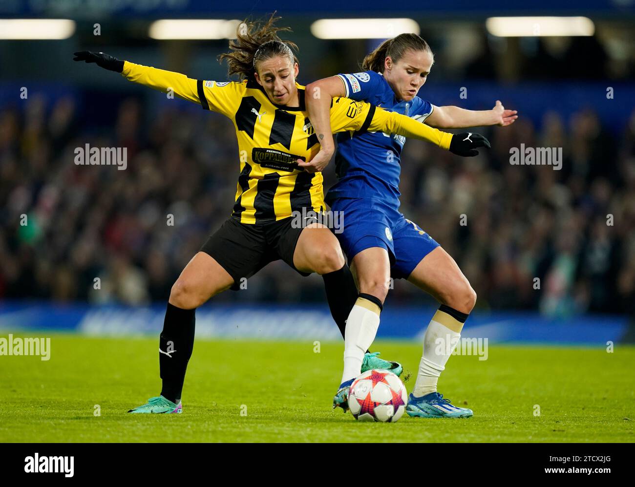 Chelsea's Guro Reiten (rechts) und Haken's Rosa Kafaji kämpfen um den ...