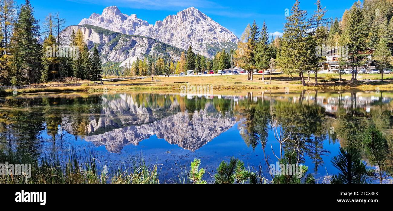 Panorama des Antornosees in den Dolomiten Italiens. Im Hintergrund ist das Cristallo-Massiv deutlich sichtbar. Stockfoto