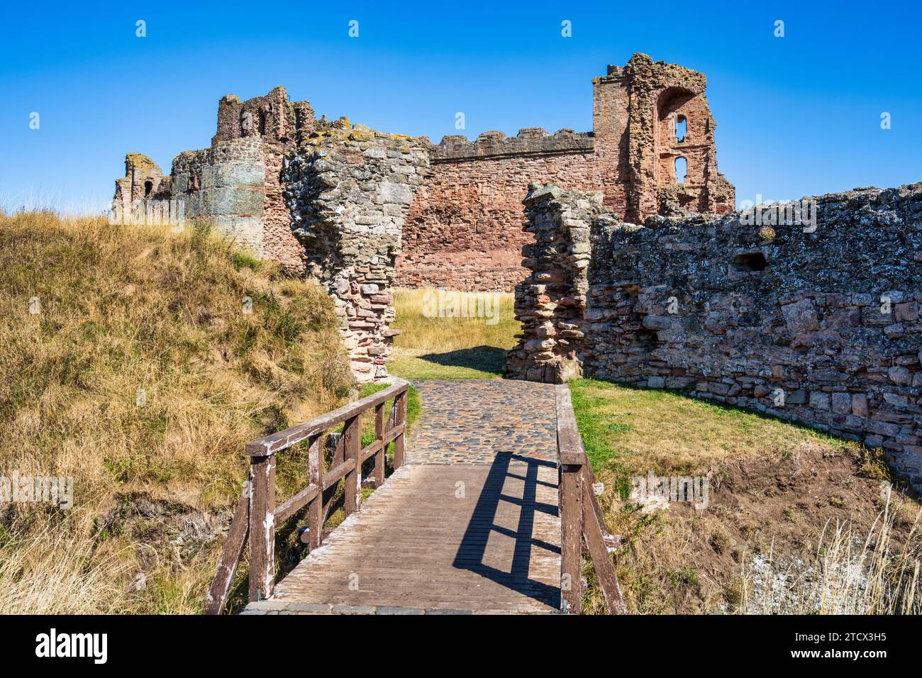Eingang zum Outer Ward von Tantallon Castle, einer Ruine aus der Mitte des 14. Jahrhunderts, etwa 5 km östlich von North Berwick in East Lothian, Schottland, Großbritannien Stockfoto