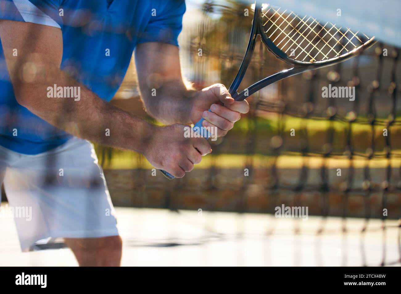 Tennisspiel, Fitness und Hände im Freien, Wettkampf und Männer spielen auf dem Platz im Country Club. Athlet, Training und Training oder Schläger für das Spiel Stockfoto