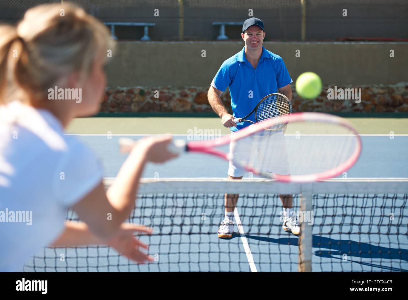 Tennisspiel, Fitness und Sport im Freien, Wettkampf und Spiel auf dem Platz im Country Club. Menschen, Training und Sport oder Schläger zum Spielen Stockfoto