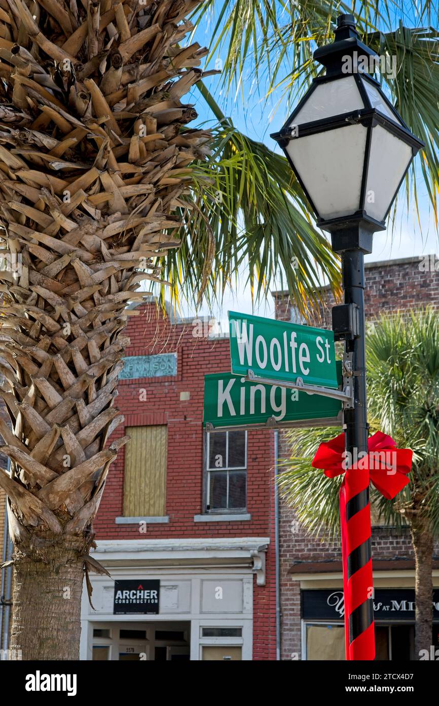 Lampen-Pfosten des Geschäftsviertels Upper King Street, die zur Weihnachtszeit im historischen Charleston South Carolina verdeckt sind – November 2023 Stockfoto