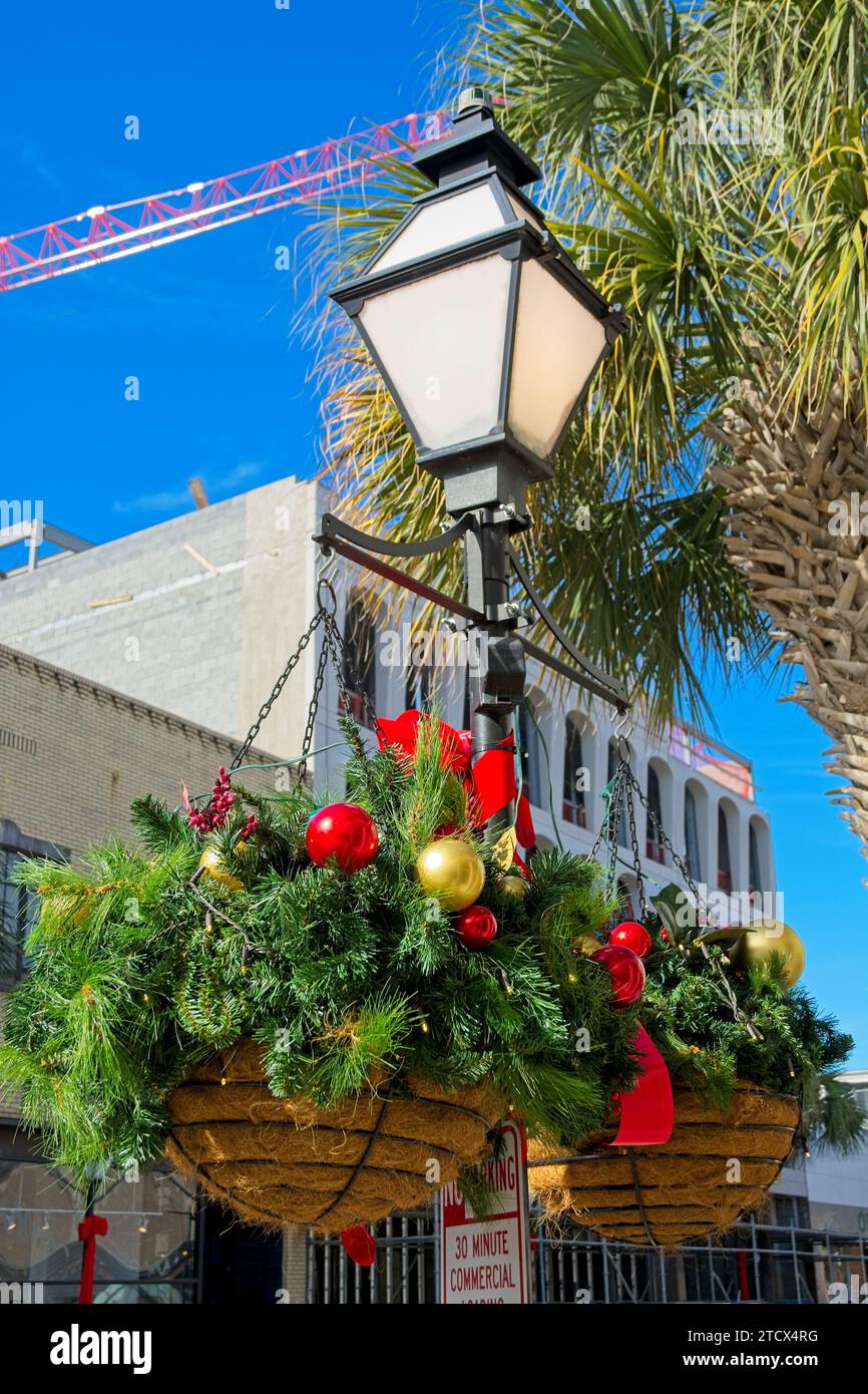 Neubau belebt die Lampen des Geschäftsviertels Upper King Street, die für die Weihnachtszeit im historischen Charleston South Carolina verdeckt sind Stockfoto