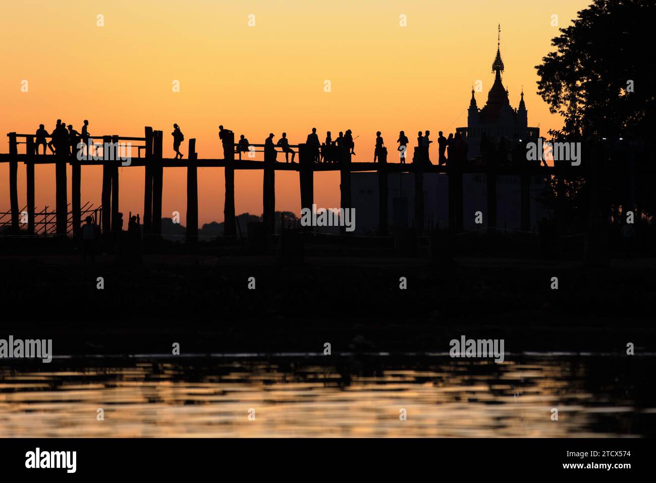 Silhouetten auf der U-Bein-Brücke bei Sonnenuntergang, Amarapura, Mandalay, Myanmar. Stockfoto