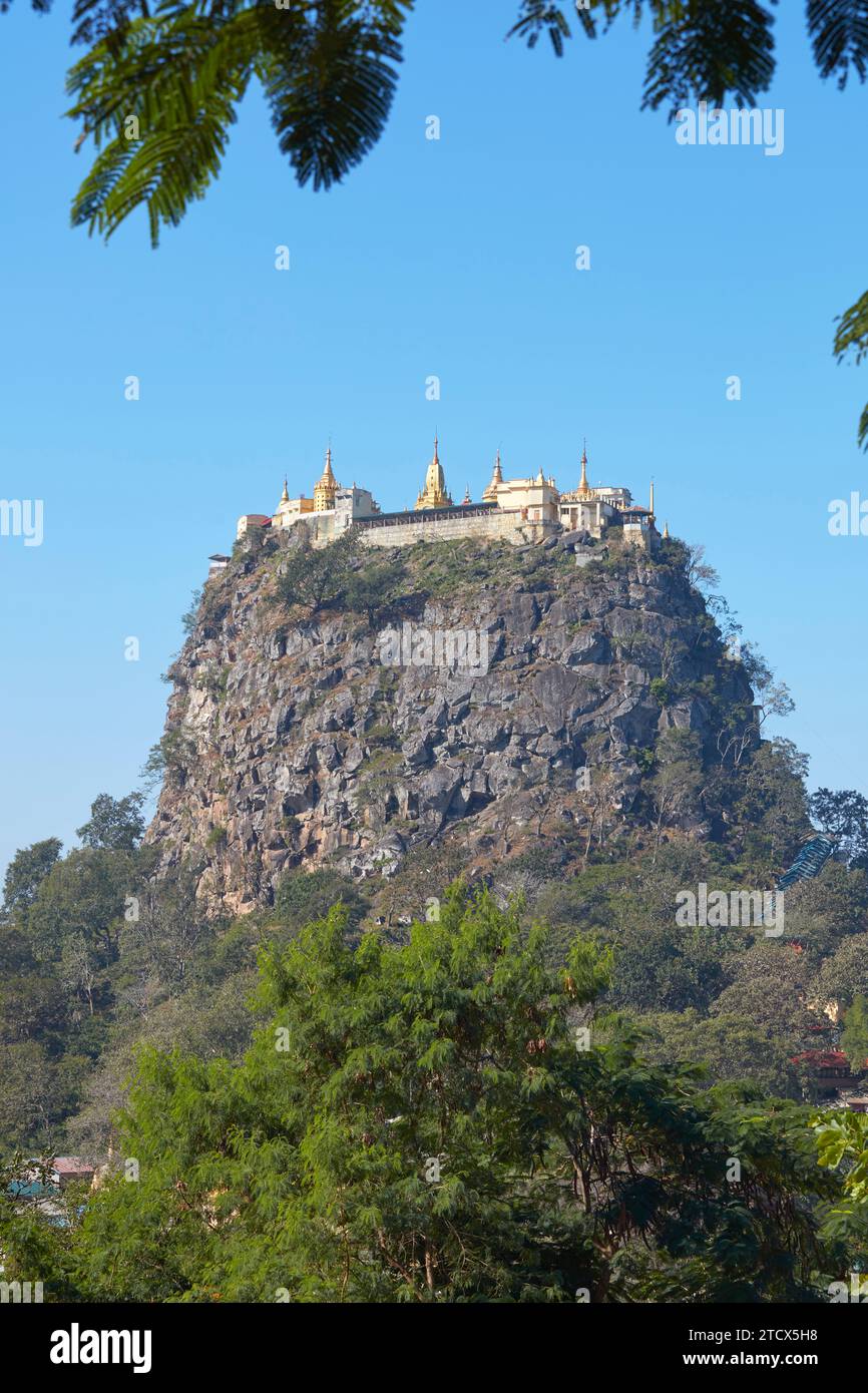 Die buddhistische Stätte auf der Spitze des Sockelhügels von Taung Kalat (Mount Popa), Myanmar. Stockfoto