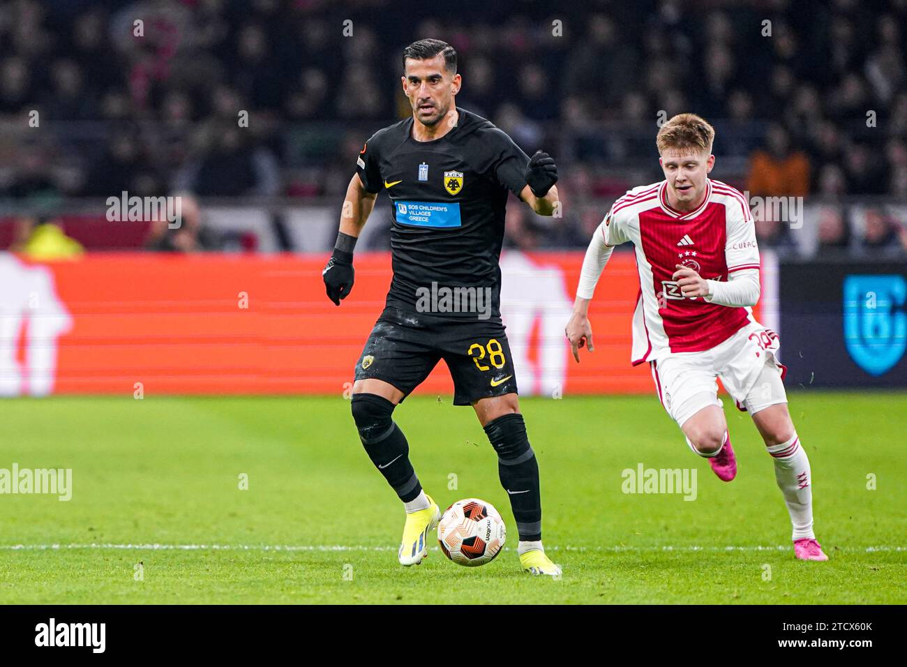 Amsterdam, Niederlande. Dezember 2023. AMSTERDAM, NIEDERLANDE - 14. DEZEMBER: Ehsan Haji Safi von AEK Athens dribbelt während des Gruppenspiels der UEFA Europa League 2023/24 zwischen Ajax und AEK Athen in der Johan Cruijff Arena am 14. Dezember 2023 in Amsterdam. (Foto von Andre Weening/Orange Pictures) Credit: Orange Pics BV/Alamy Live News Stockfoto