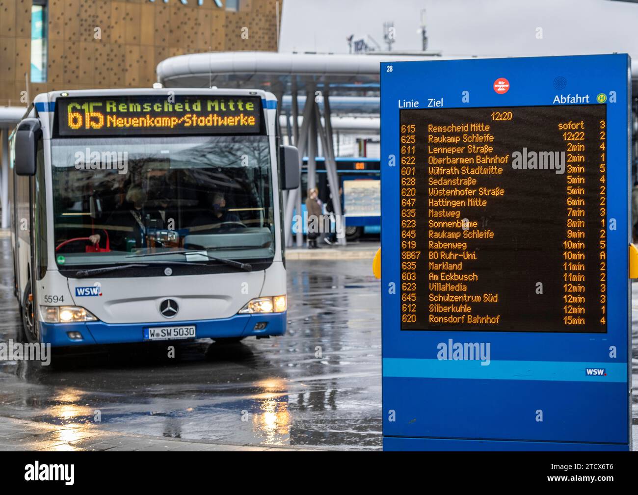 Digitaler Fahrplan, Anzeigetafel, am zentralen Busbahnhof, WSW-Busse, am Hauptbahnhof, Wuppertal, NRW, Deutschland Stockfoto
