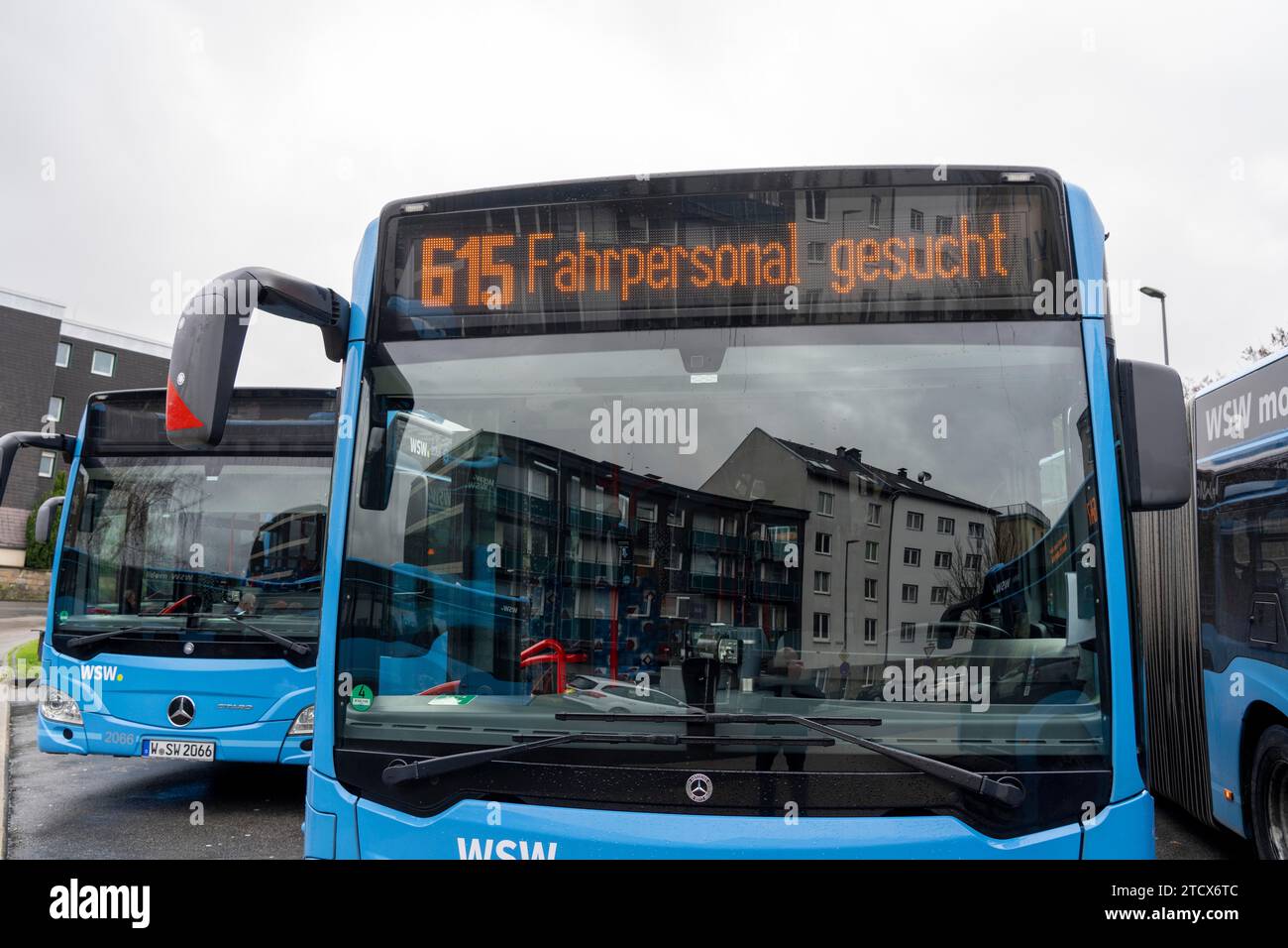 WSW Bus Werbetafel, für neue Busfahrer, Busparkplatz, in den Pausen, oberhalb des zentralen Busbahnhofs, WSW Busse, am Hauptbahnhof Stockfoto