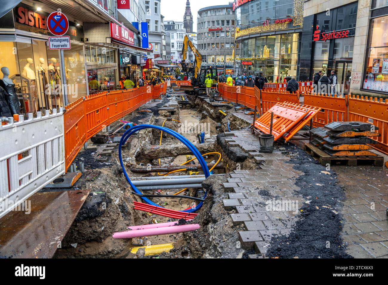 Baustelle im Stadtzentrum von Wuppertal, Verlegung neuer Rohrleitungen, verschiedene Versorgungsleitungen freigelegt, Alte Freiheit Straße, NRW, Deutschland Stockfoto