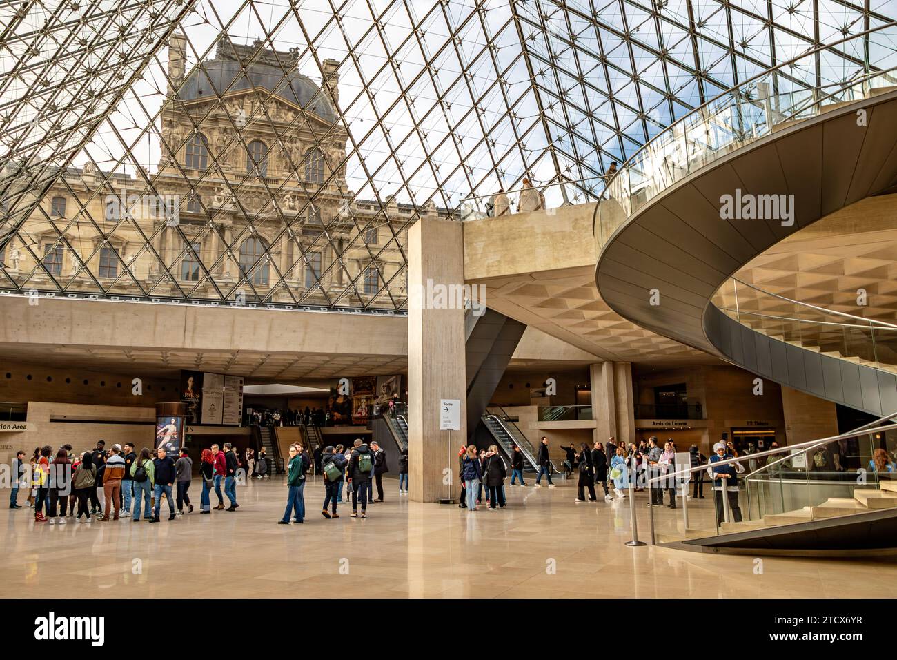 Blick aus dem Inneren des Louvre mit der Glas- und Stahlpyramide über dem Haupteingang, Paris, Frankreich Stockfoto