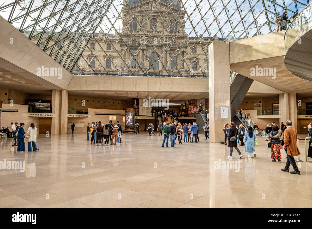 Blick aus dem Inneren des Louvre mit der Glas- und Stahlpyramide über dem Haupteingang, Paris, Frankreich Stockfoto