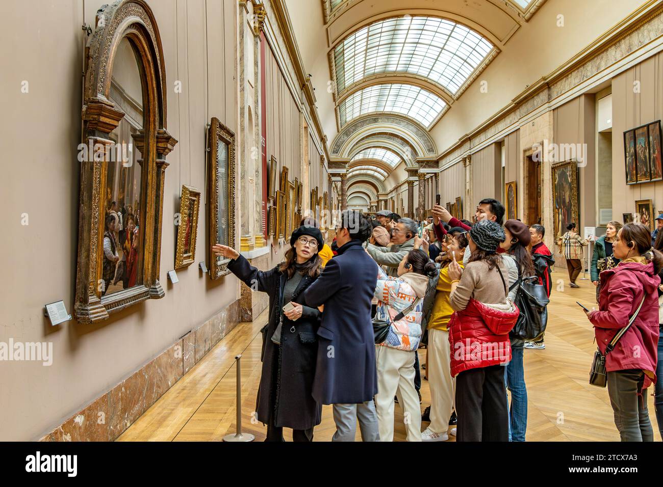 Die 'Grande Galerie' im Denon-Flügel des Louvre, in dem sich die außergewöhnliche Sammlung italienischer Gemälde des Louvre-Museums befindet, Paris, Frankreich Stockfoto