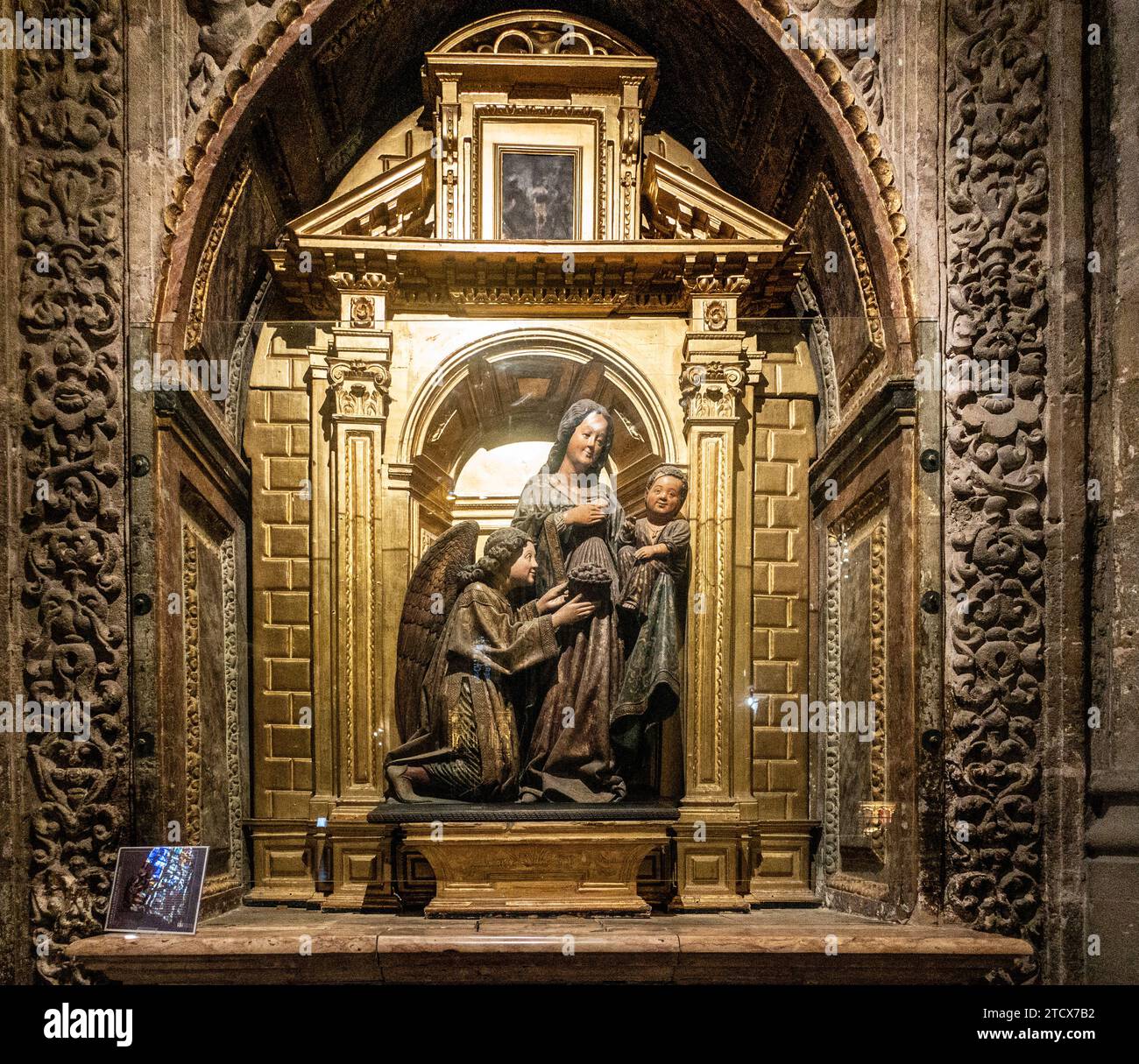 Eine Skulpturengruppe zeigt die Jungfrau Maria, die ihren Sohn stillt, während Jesus auf den Betrachter zurückblickt. Ausgestellt in der Kathedrale von Sevilla, Spanien. Stockfoto