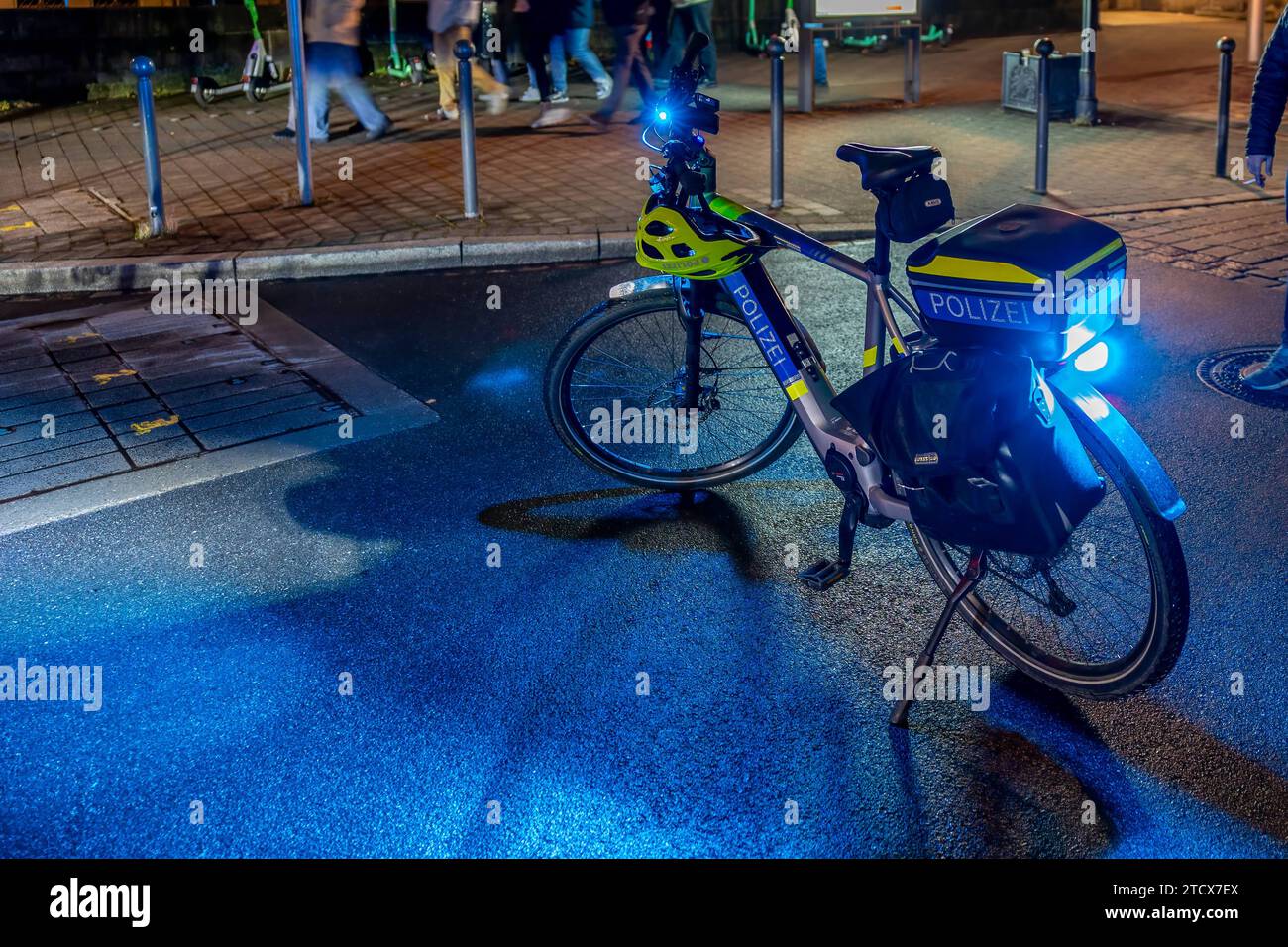 Symbolbild: Hier das Fahrrad mit eingeschlatetem Blaulicht, der Nürnberger Fahrradstaffel der Polizei, bei der Absperrung einer Straße rund um den Christkindlesmarkt, bei Nacht. *** Symbolisches Bild hier das Fahrrad mit blinkendem blauem Licht, die Nürnberger Polizei-Fahrradschwadron, die nachts eine Straße rund um den Christkindlesmarkt absperrt 20231214-6V2A5602-Bearbeitet Stockfoto