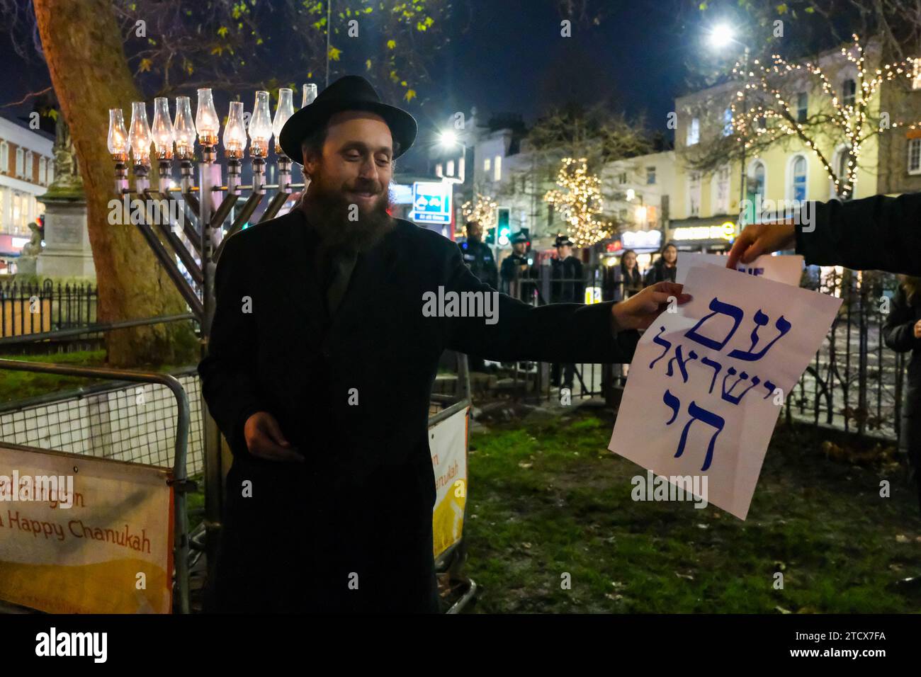 London, Großbritannien. Dezember 2023. Eine Solidaritätsveranstaltung, an der Abgeordnete, Gemeindeführer und Mitglieder der Öffentlichkeit teilnahmen, fand statt, nachdem die Menora heute auf Islington Green vandalisiert wurde. Rabbiner Mendy Korer leitete das Verfahren, relighting the Candles - und das achte und letzte für das Hanukkah Festival. Die Metropolitan Police untersucht derzeit und glaubt, dass die Menora absichtlich beschädigt wurde, da die antisemitischen Vorfälle seit den Hamas-Angriffen in Israel zunehmen. Quelle: Eleventh Photography/Alamy Live News Stockfoto