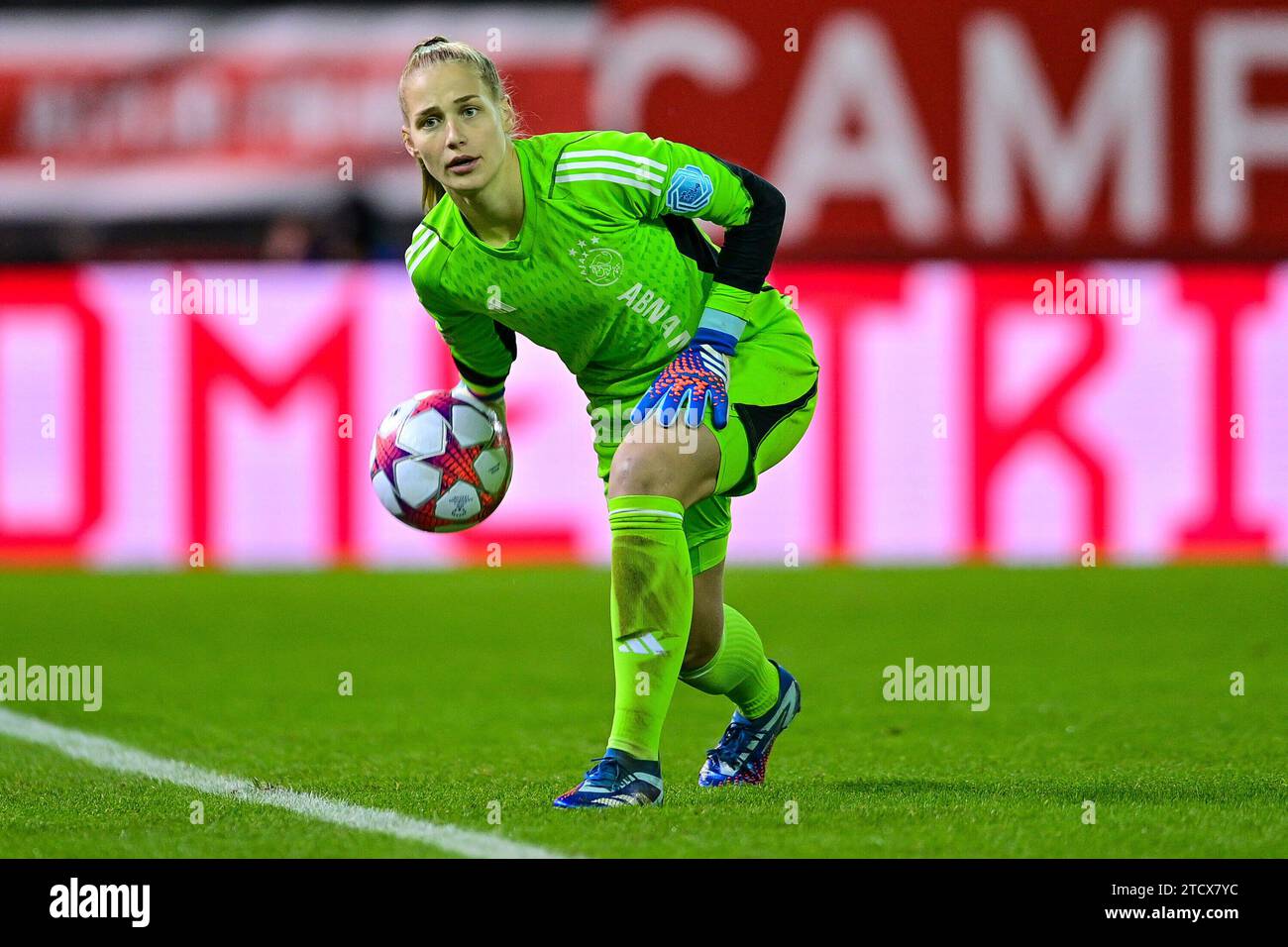 Regina VAN EIJK (Torwart, Ajax, 1) am Ball, Freisteller, Ganzkörper, Einzelbild, Aktion, 14.12.2023, München (Deutschland), Fussball, UEFA Women's Champions League, Gruppe C, FC Bayern München - Ajax Amsterdam Credit: dpa Picture Alliance/Alamy Live News Stockfoto
