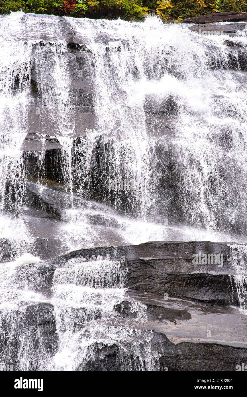 Rainbow Falls im Gorge National Park, Highlands, North Carolina, Fließwasserkaskade Stockfoto