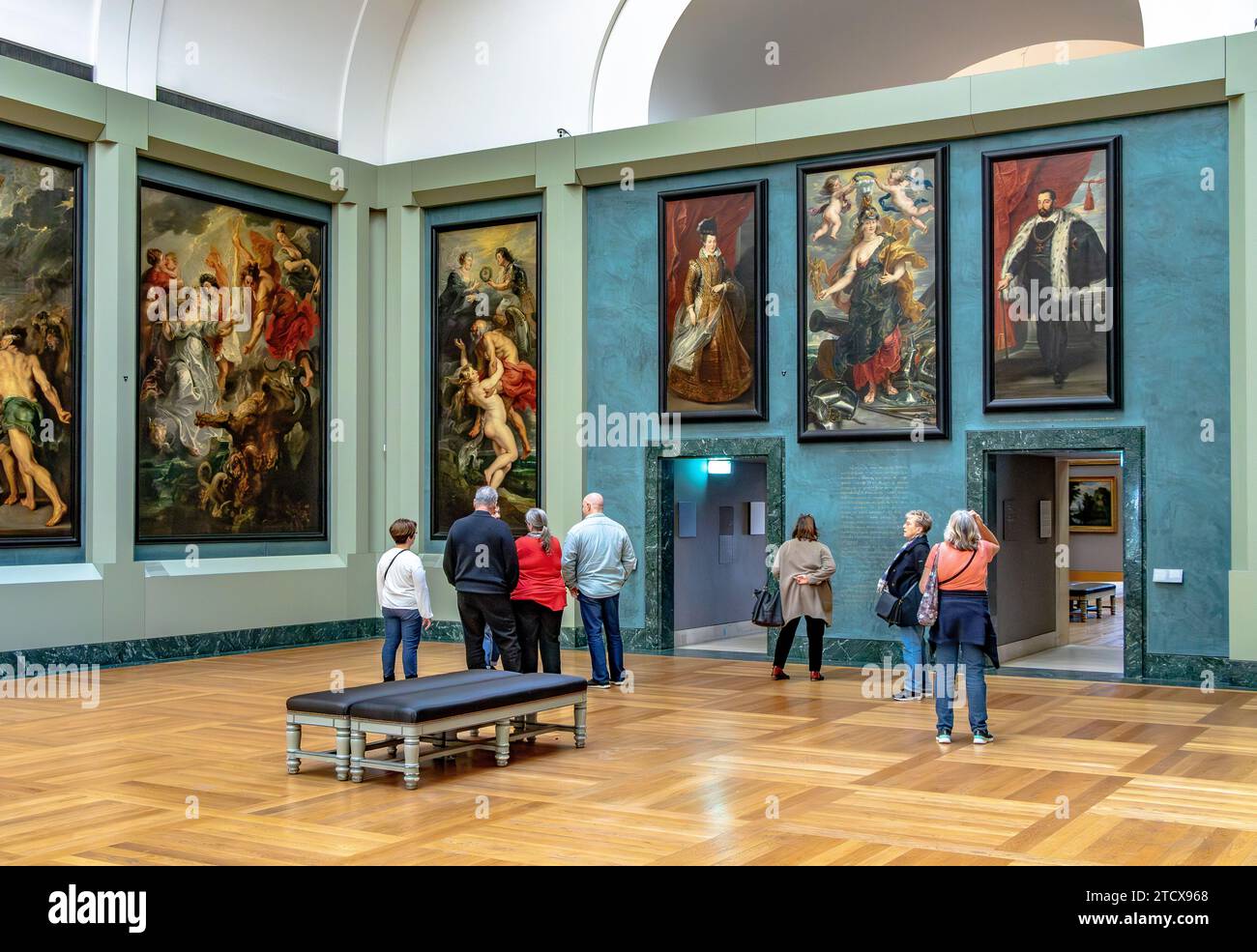 Menschen, die sich die Kunstwerke im Rubens-Raum im Richelieu-Flügel des Louvre-Museums in Paris, Frankreich, ansehen Stockfoto