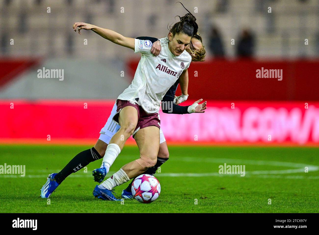 v.li.: Jovana Damnjanovic (FC Bayern München, FCB, 9) Rosa VAN GOOL (Ajax, 21) im Zweikampf, Duell, Duell, Tackle, Dynamik, Aktion, 14.12.2023, München (Deutschland), Fussball, UEFA Women's Champions League, Gruppe C, FC Bayern München - Ajax Amsterdam Credit: dpa Picture Alliance/Alamy Live News Stockfoto