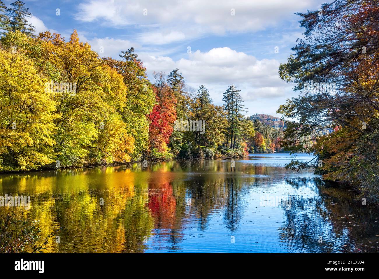 Der Cullasaja River ist Teil des Nantahala National Forest und Teil des Mountain Waters Scenic Byway in North Carolina. Stockfoto